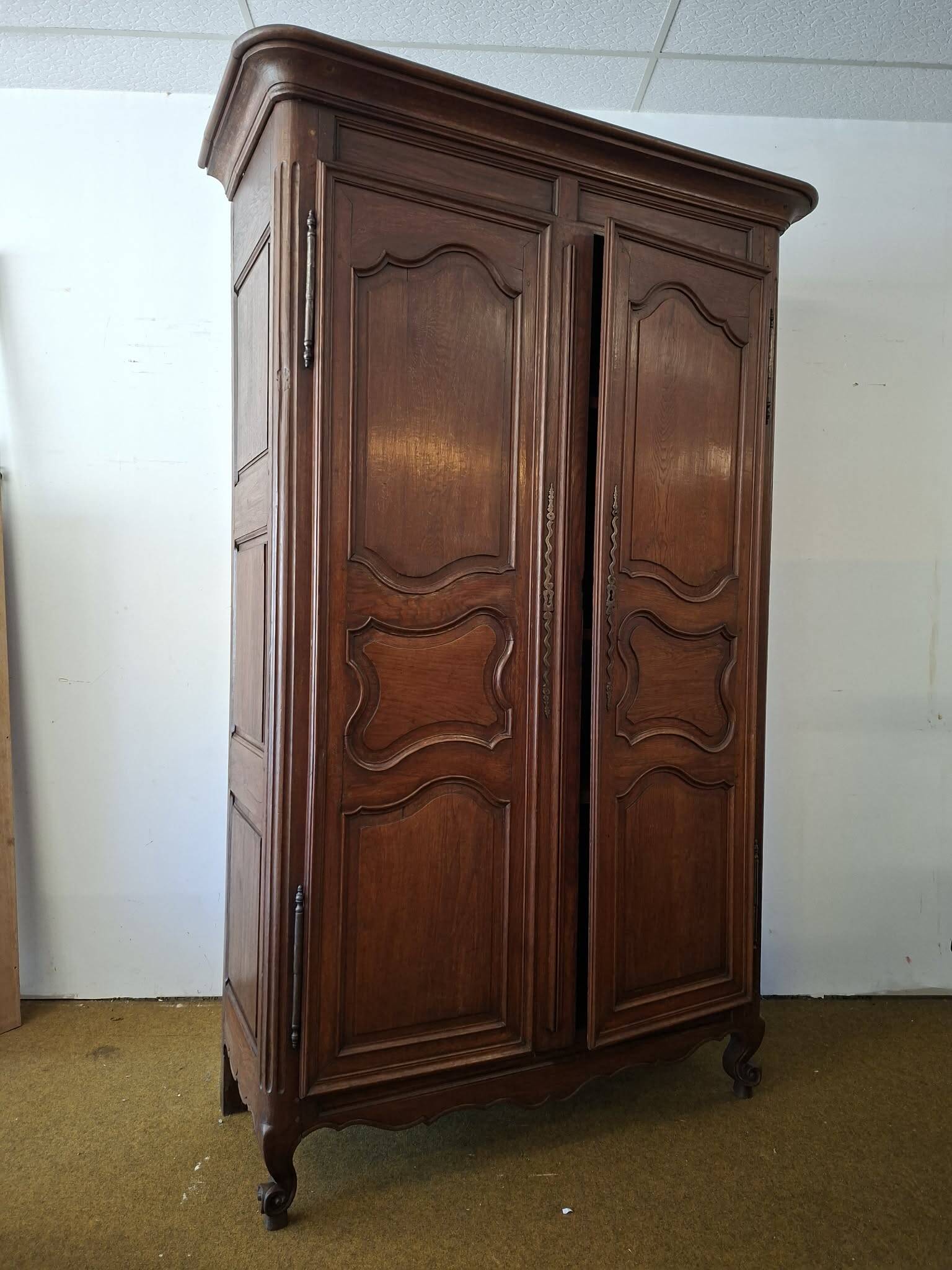 Louis XV period wardrobe in solid oak. 18th century.
