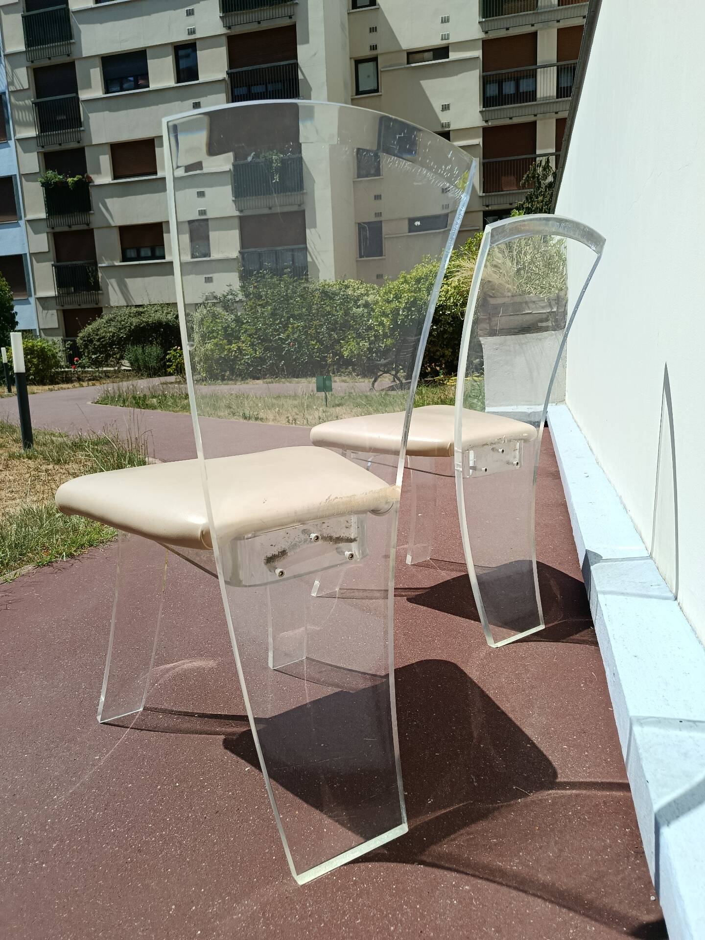 Chaises design en plexiglass Lucite annees 70