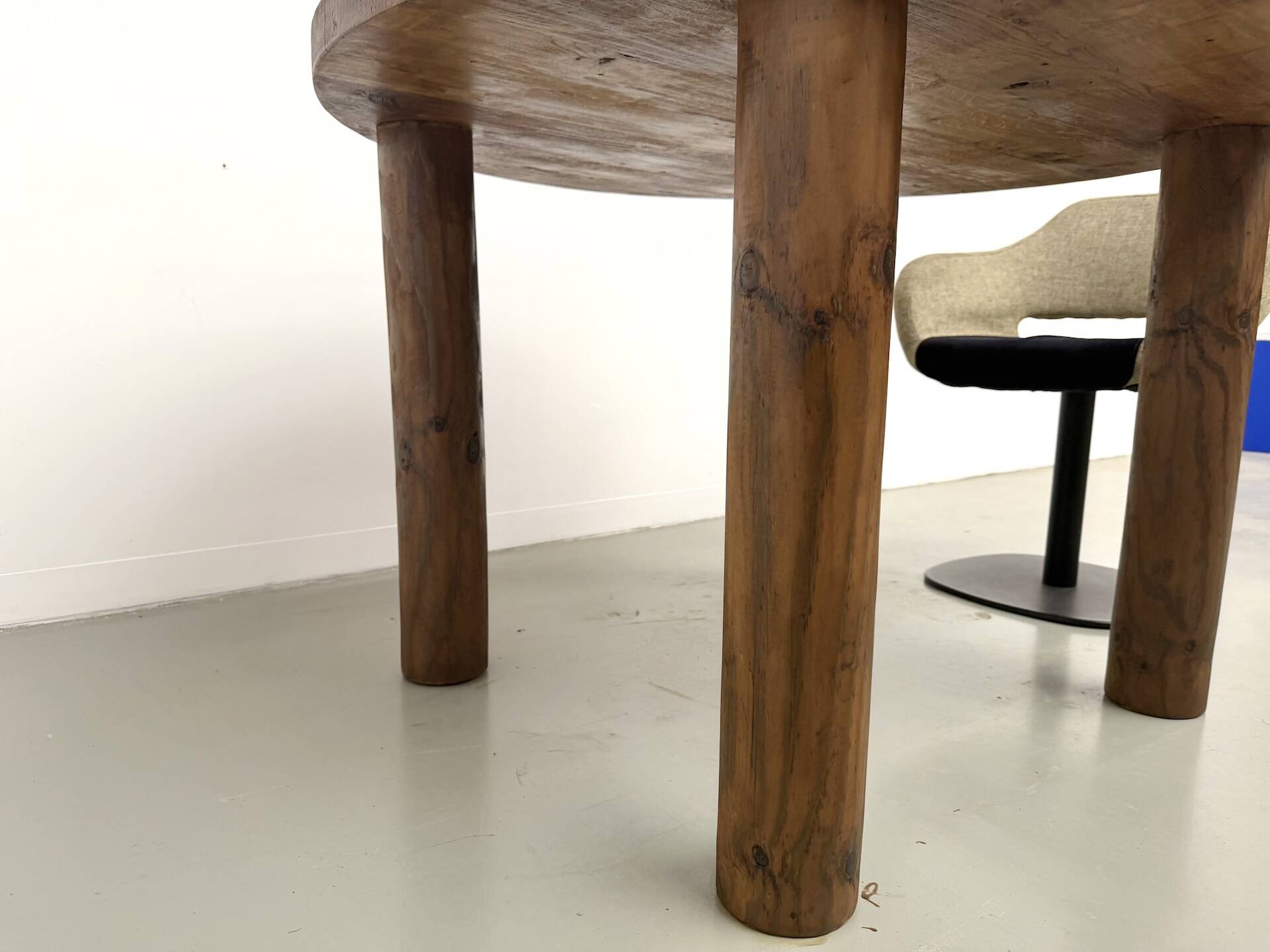 Table ronde moderniste chêne massif, piètement cylindrique pin, DLG Perrian