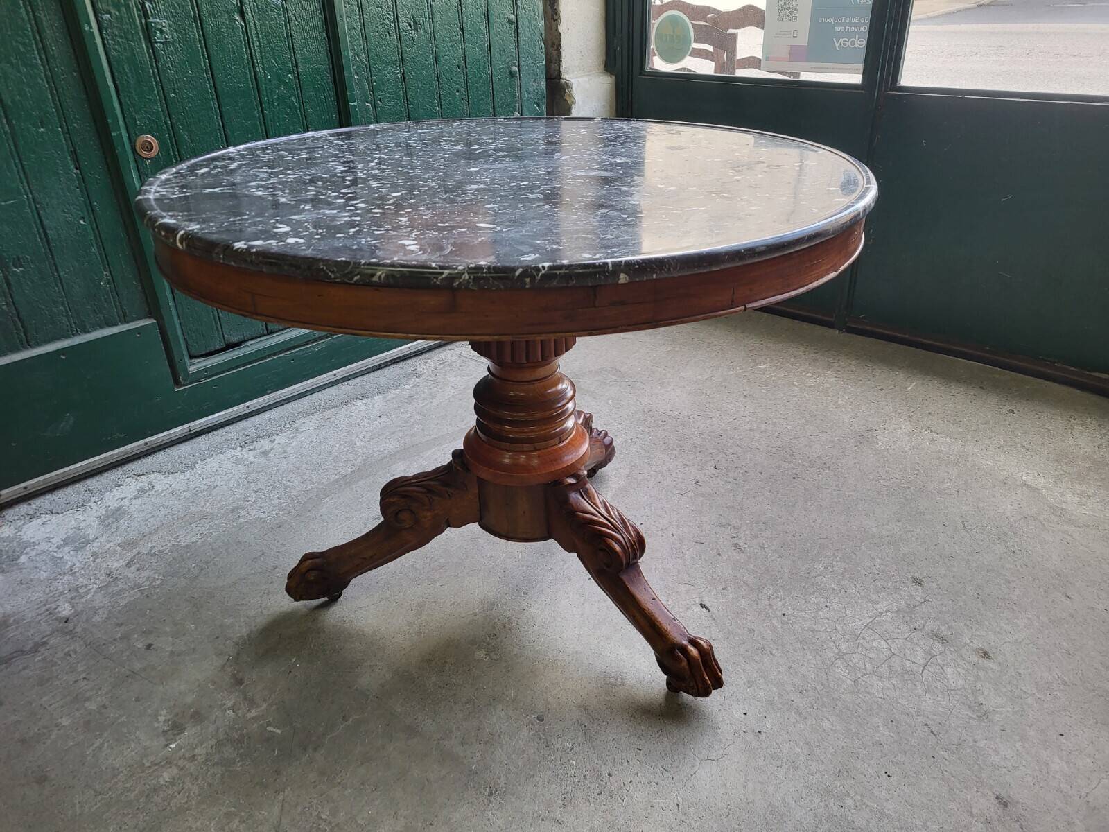 Round pedestal table with marble top and mahogany tripod from the 19th century