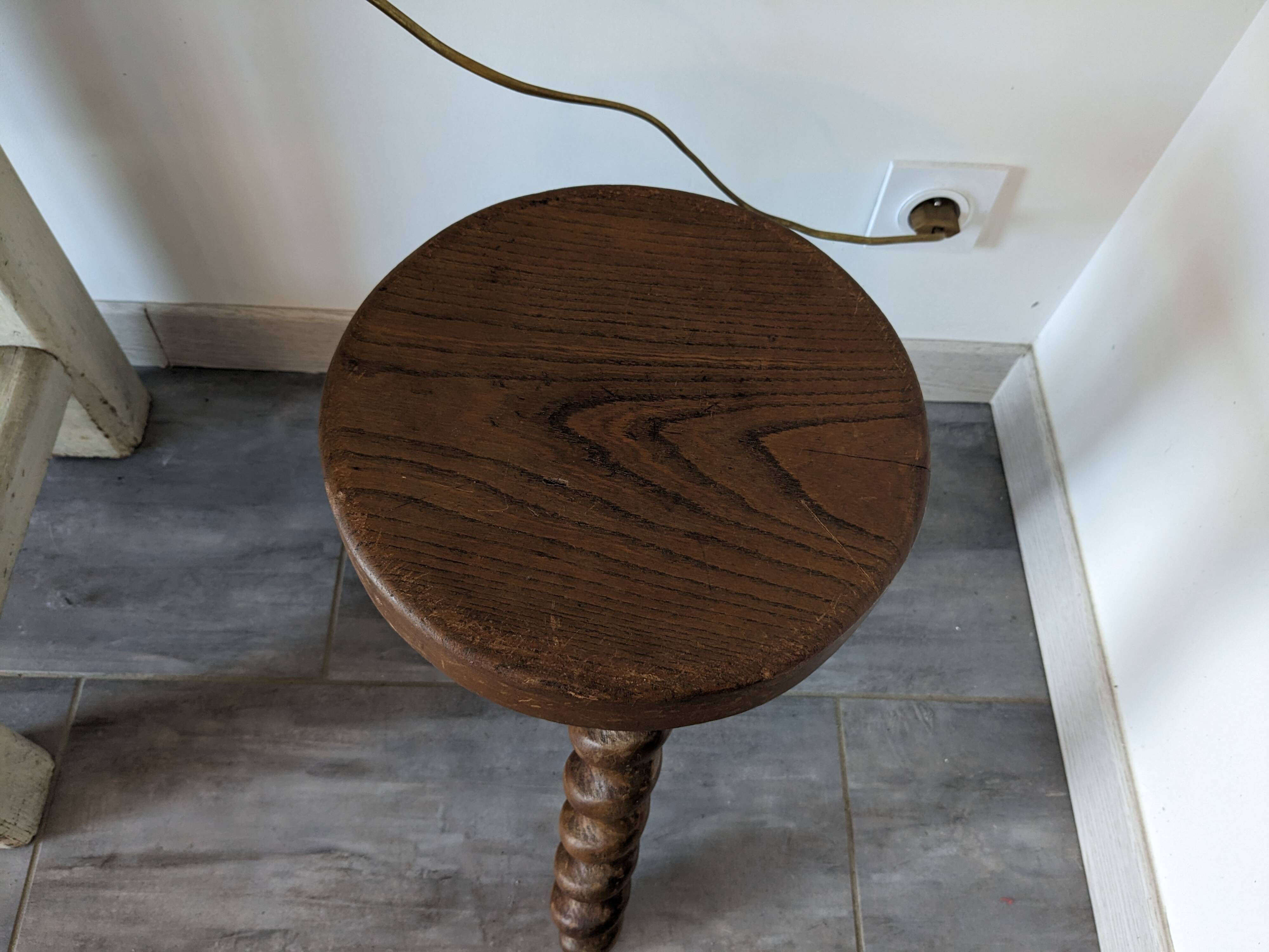 Tabouret de ferme tripode à pieds torsadés