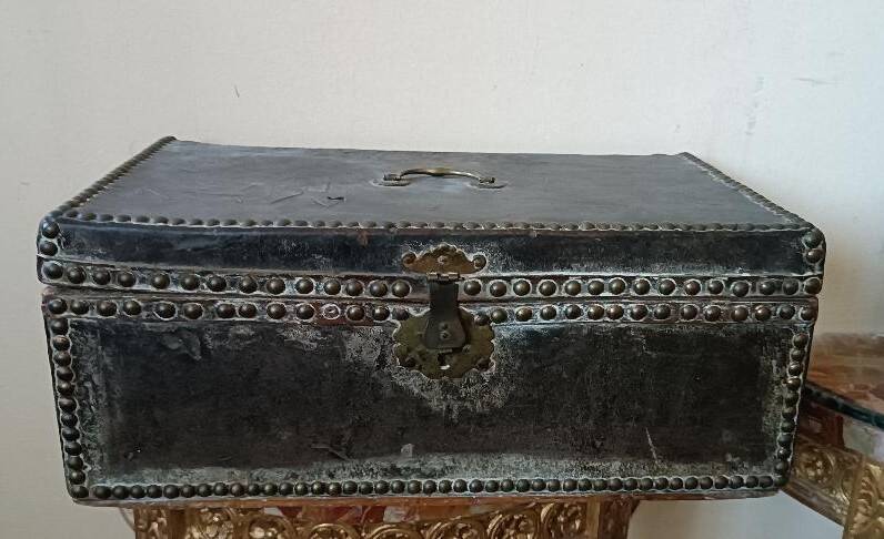 Box, trunk, covered in leather and adorned with metal inserts. 17th century.