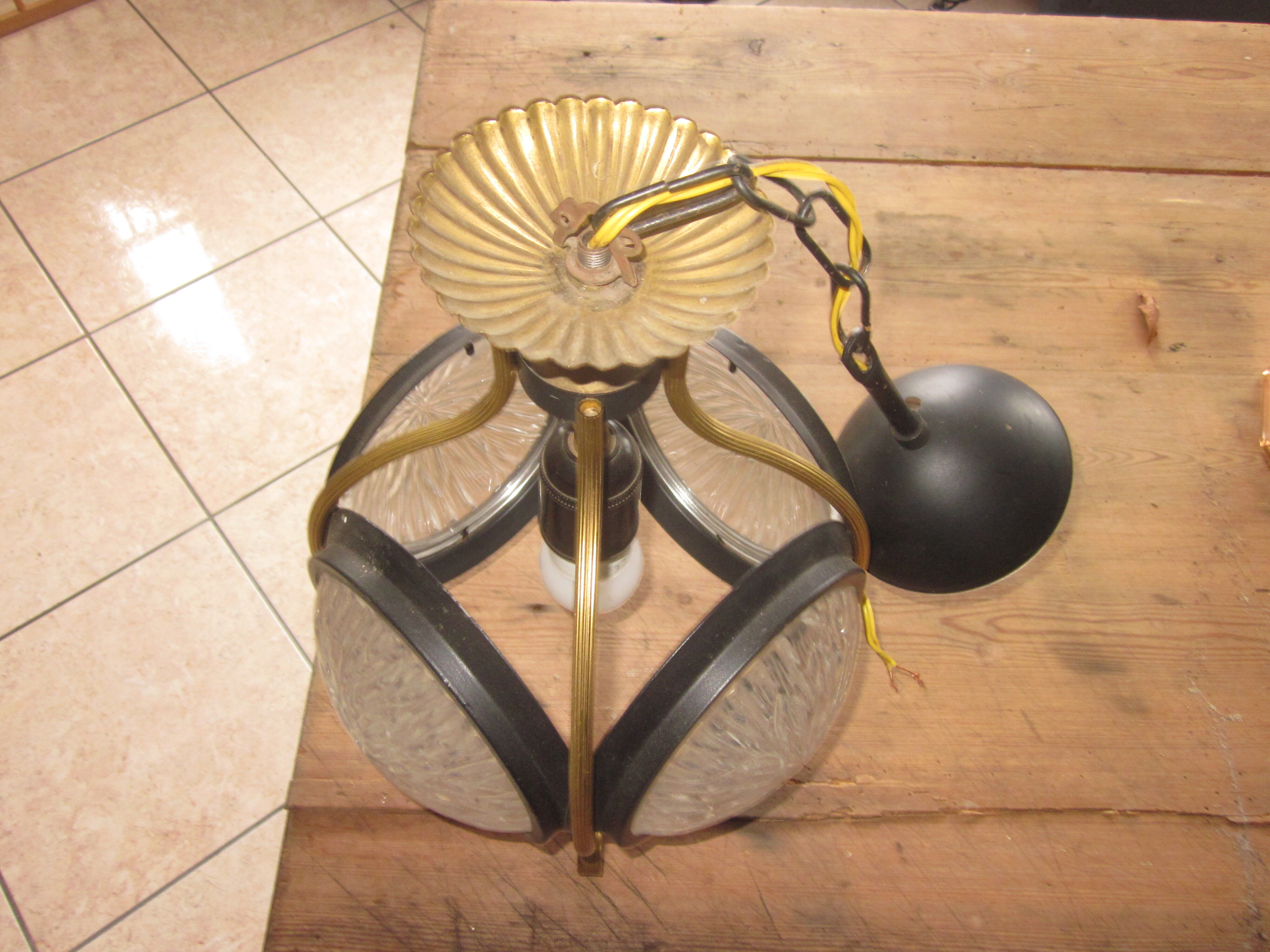 Suspension of years 50-60 in glass and metal