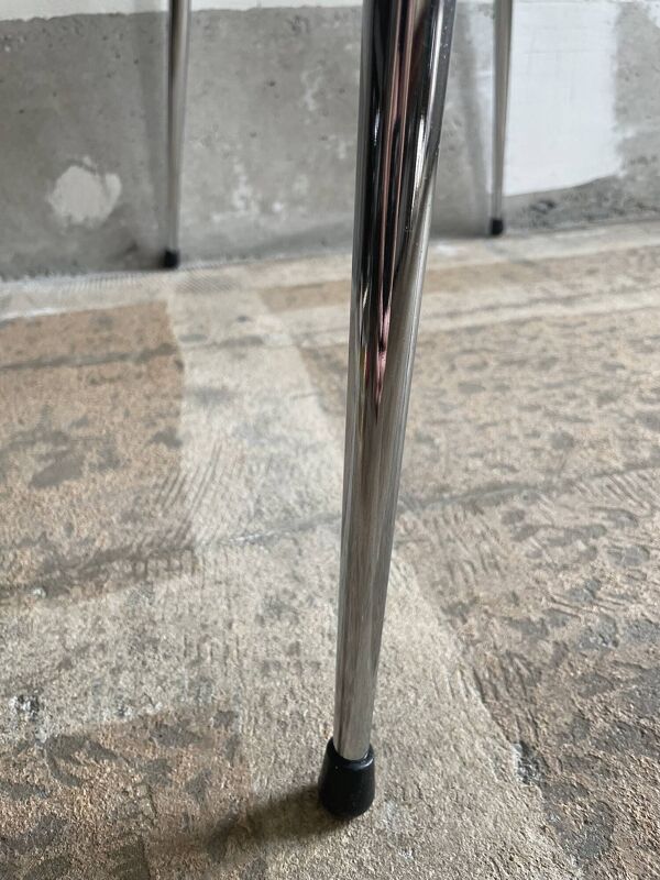 Petite table en formica grise