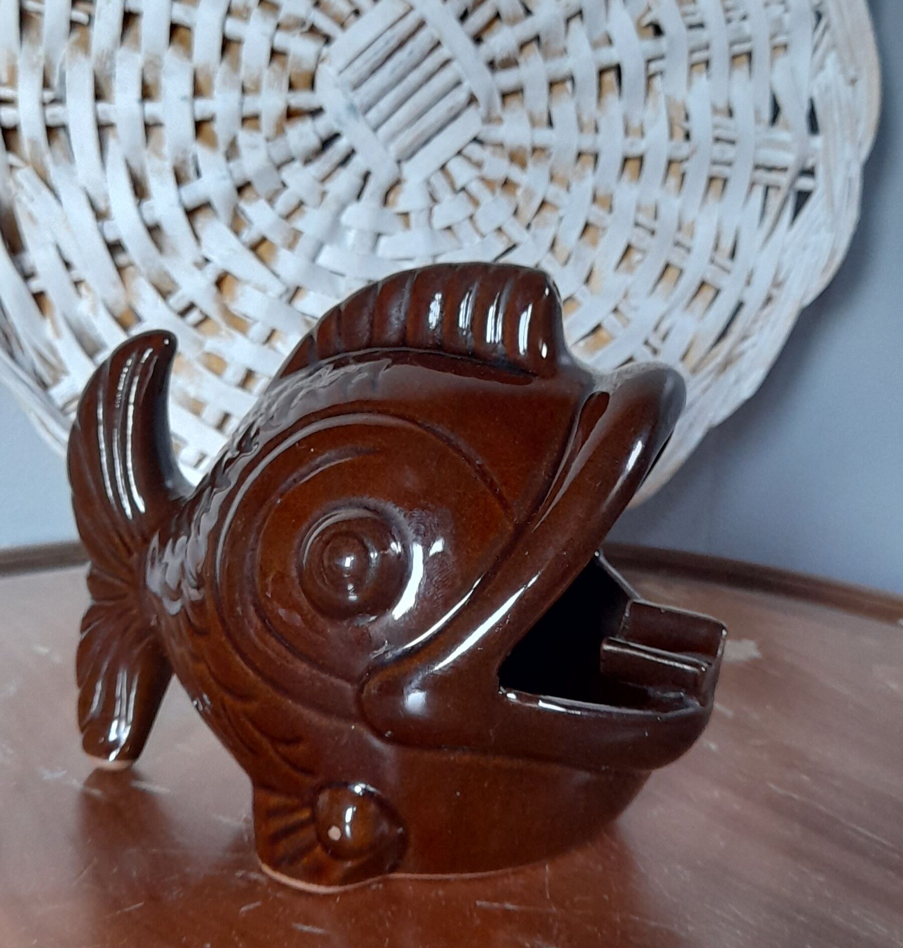Cendrier poisson, céramique émaillée marron, art deco des années 40-50
