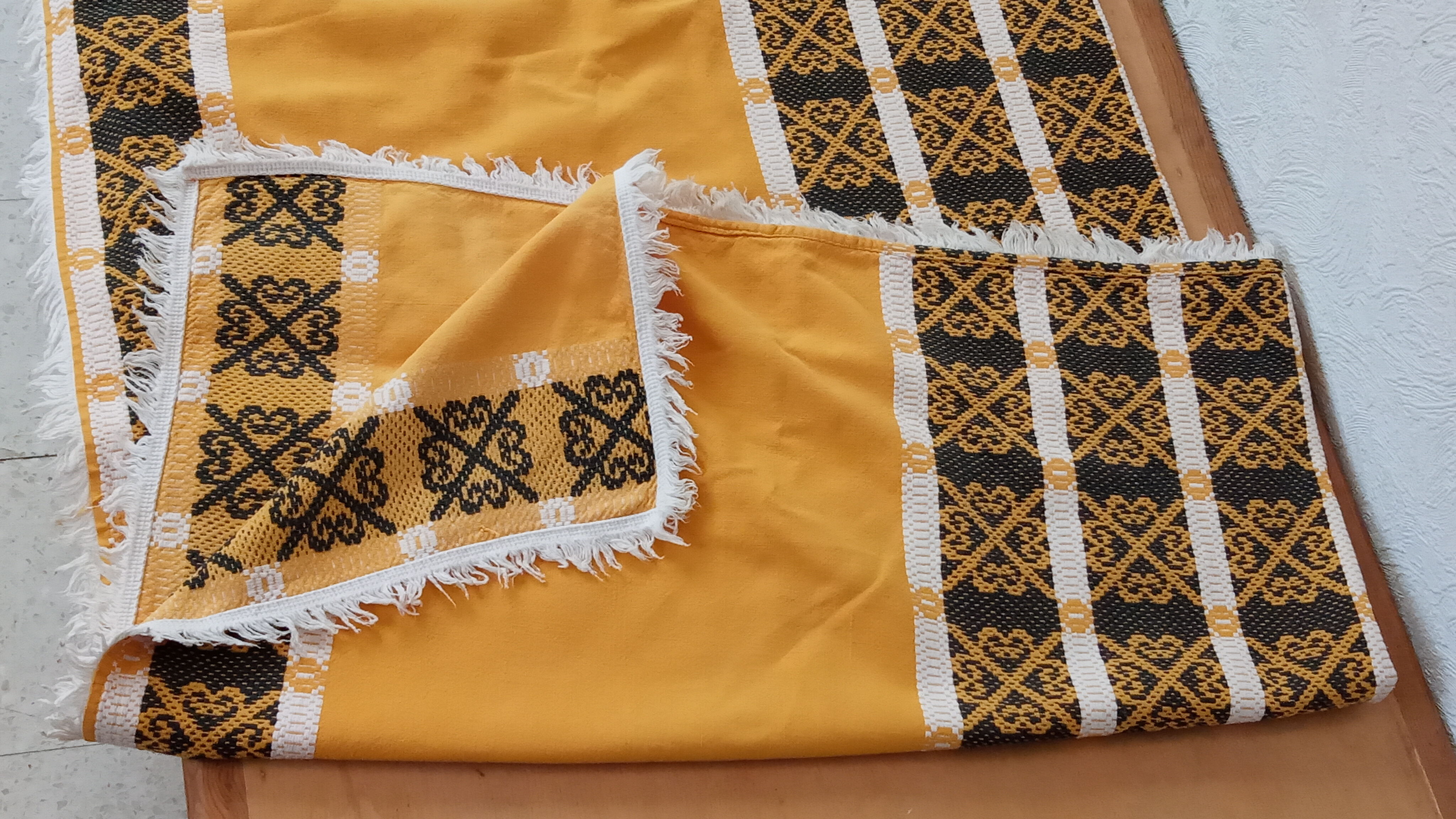 Nappe vintage jaune et noir 140×180cm