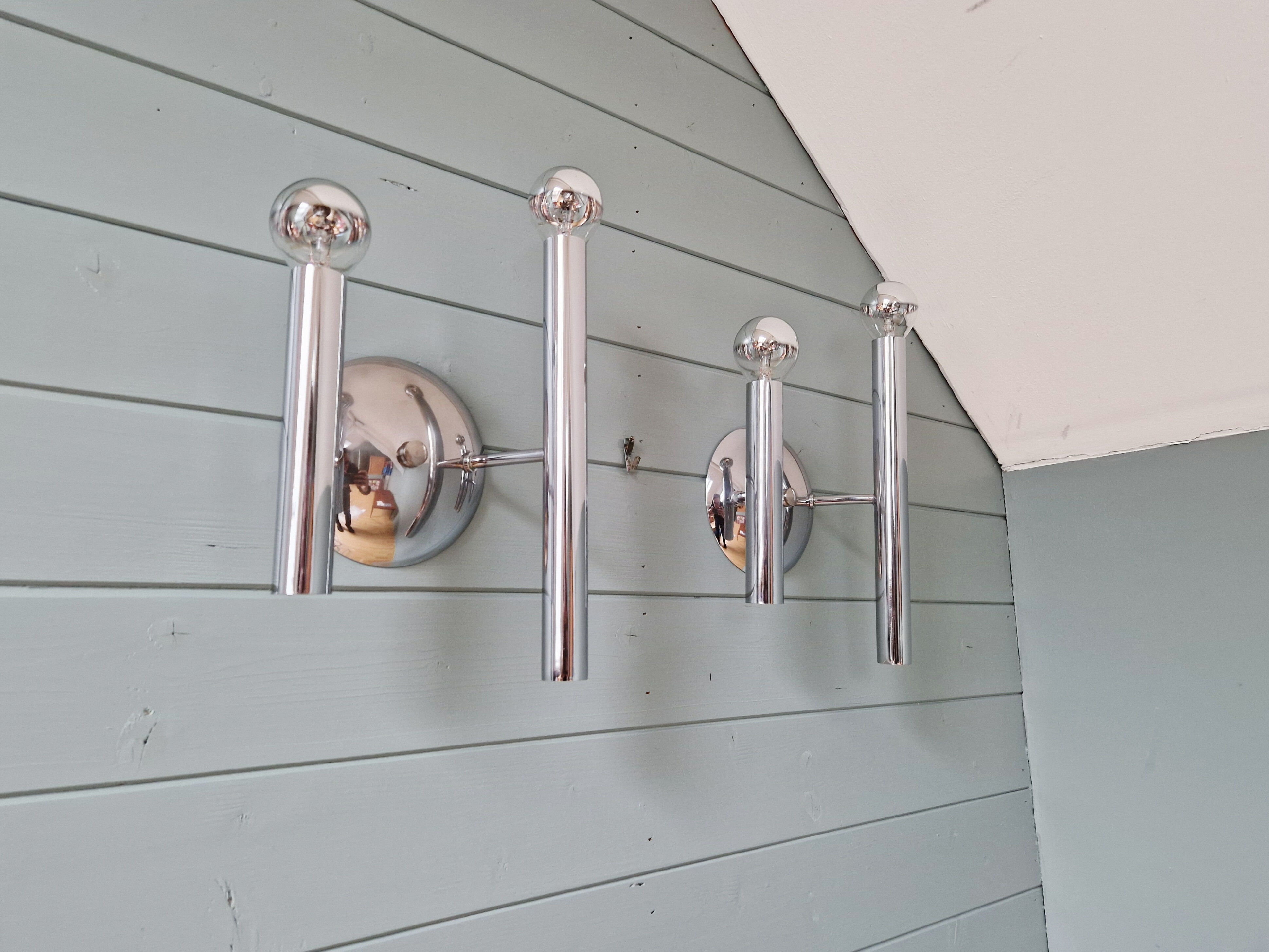 Pair of Space Age wall sconces in chrome metal, 1970.