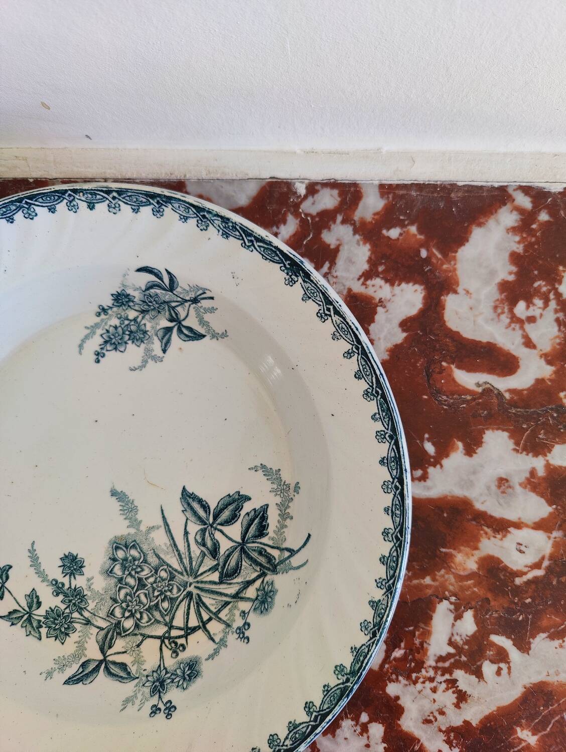 Round dish in Sainte Amandinoise iron earth