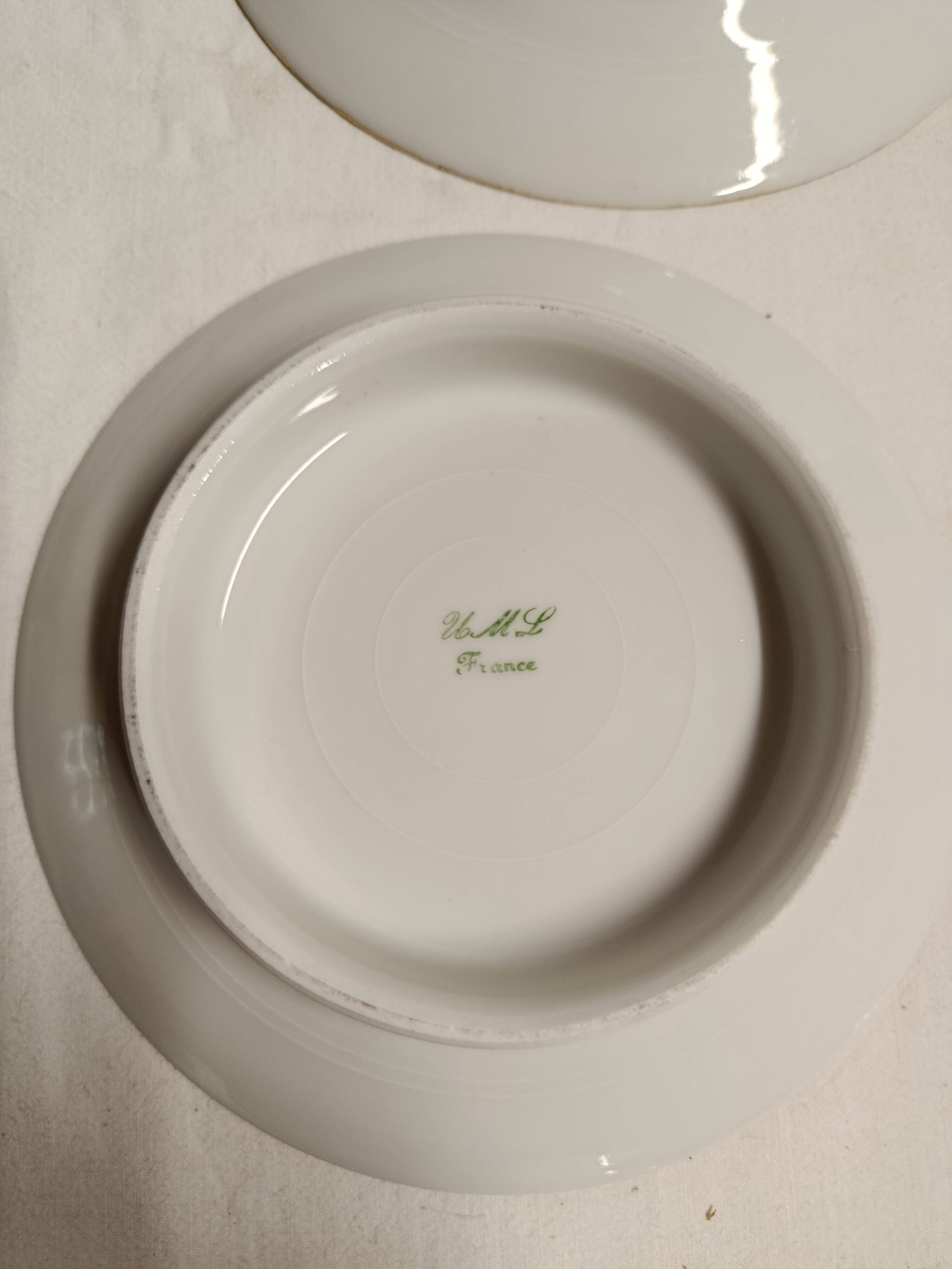 15 assiettes en porcelaine de Limoges