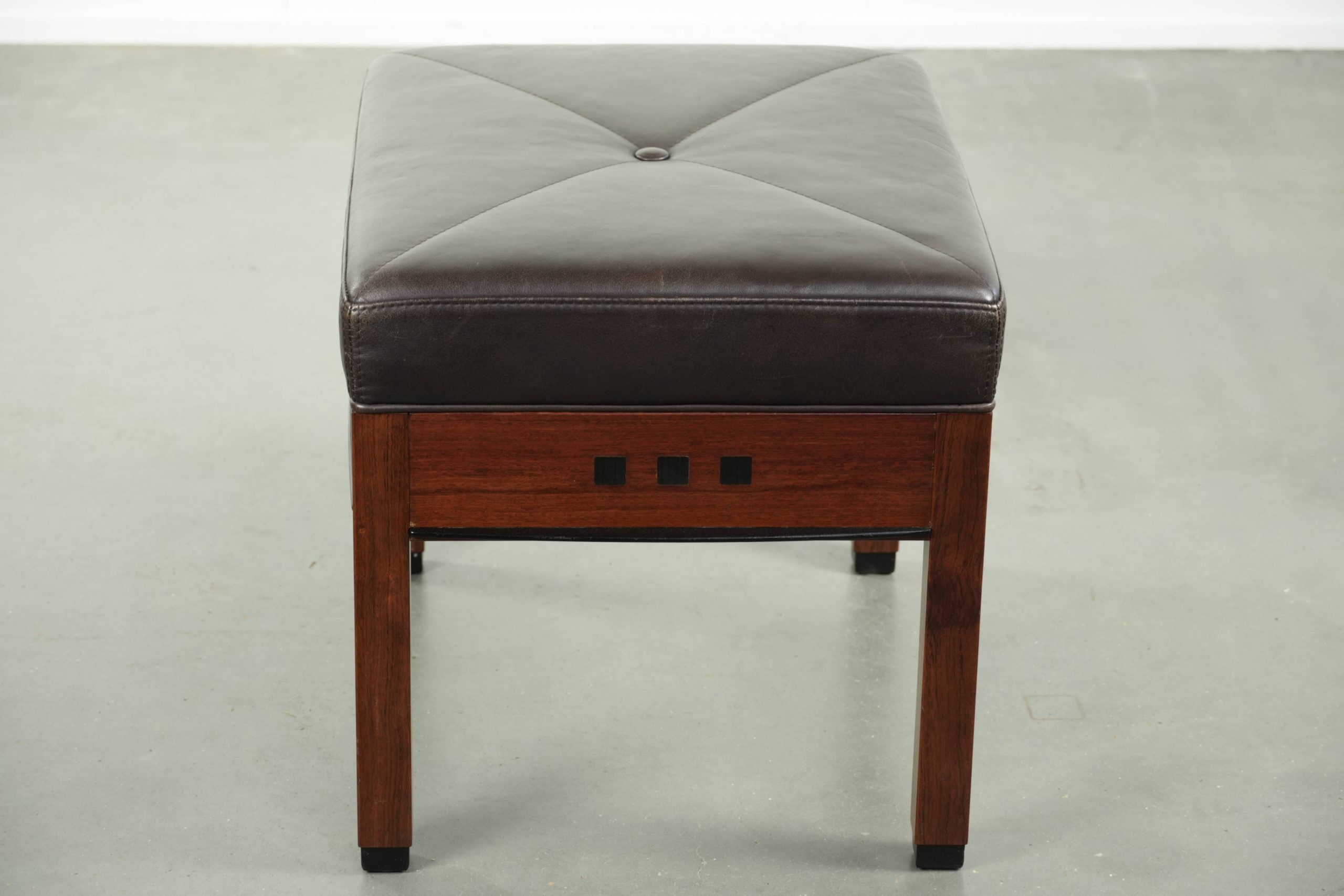 Pouf/tabouret en cuir marron chocolat au design Art Déco