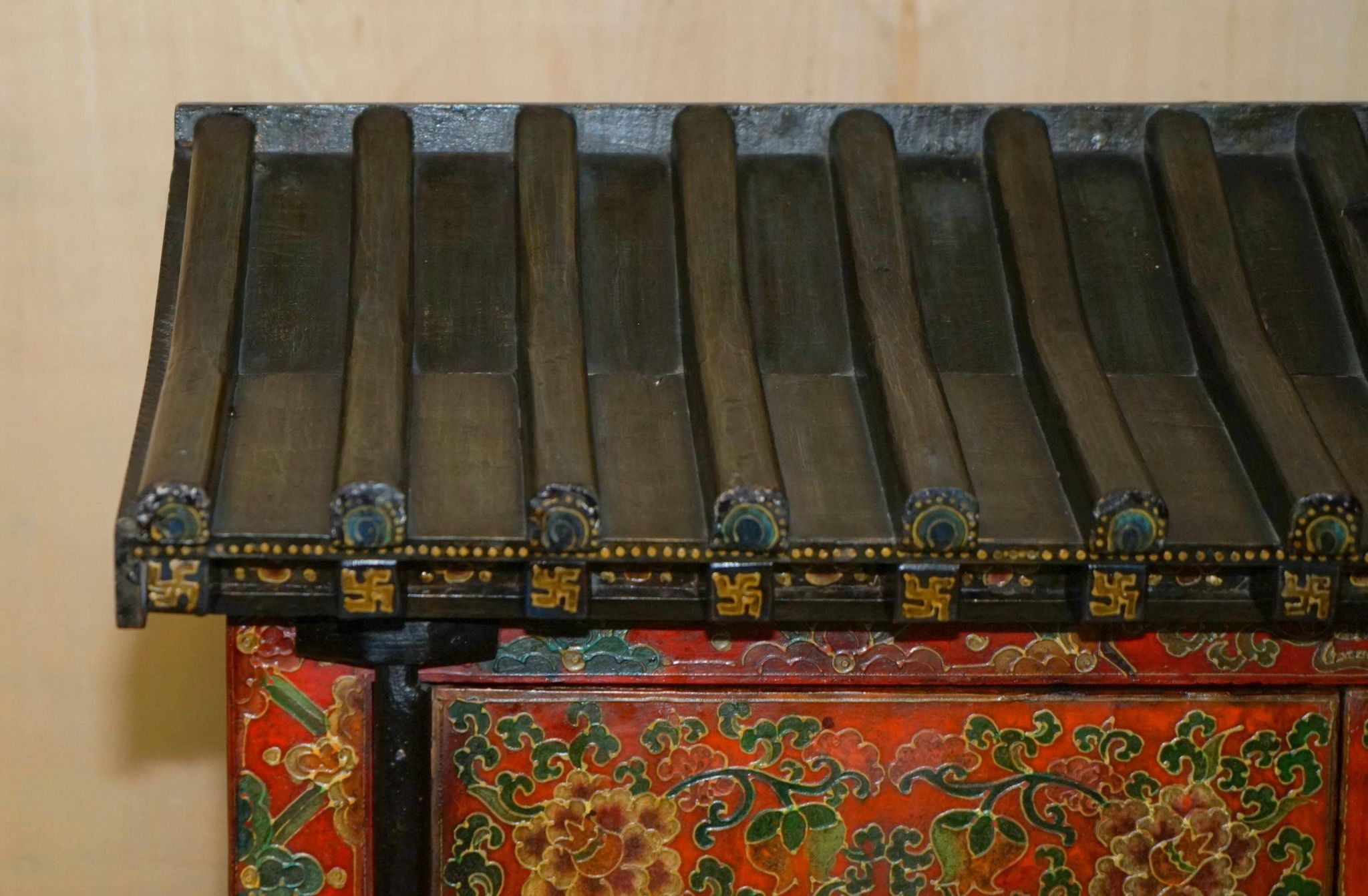 Armoire chinoise vintage peinte avec pagode et tiroirs