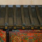 Armoire chinoise vintage peinte avec pagode et tiroirs