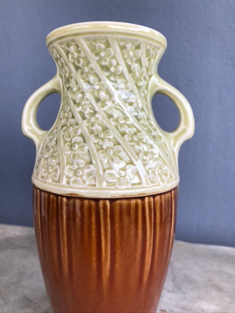 Two-tone vase decorated with flowers