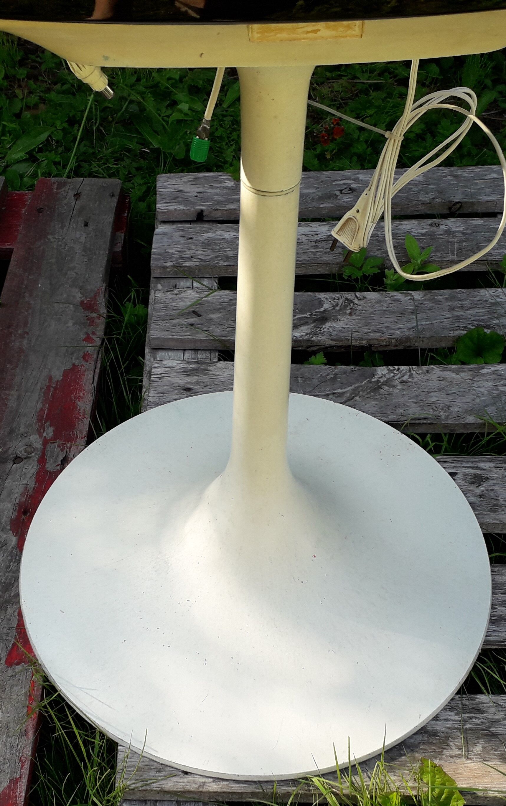 Télévision continental edison sur son pied tulipe
