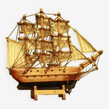 Maquette de bateau en bois