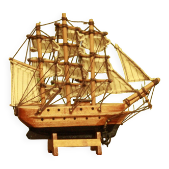 Maquette de bateau en bois