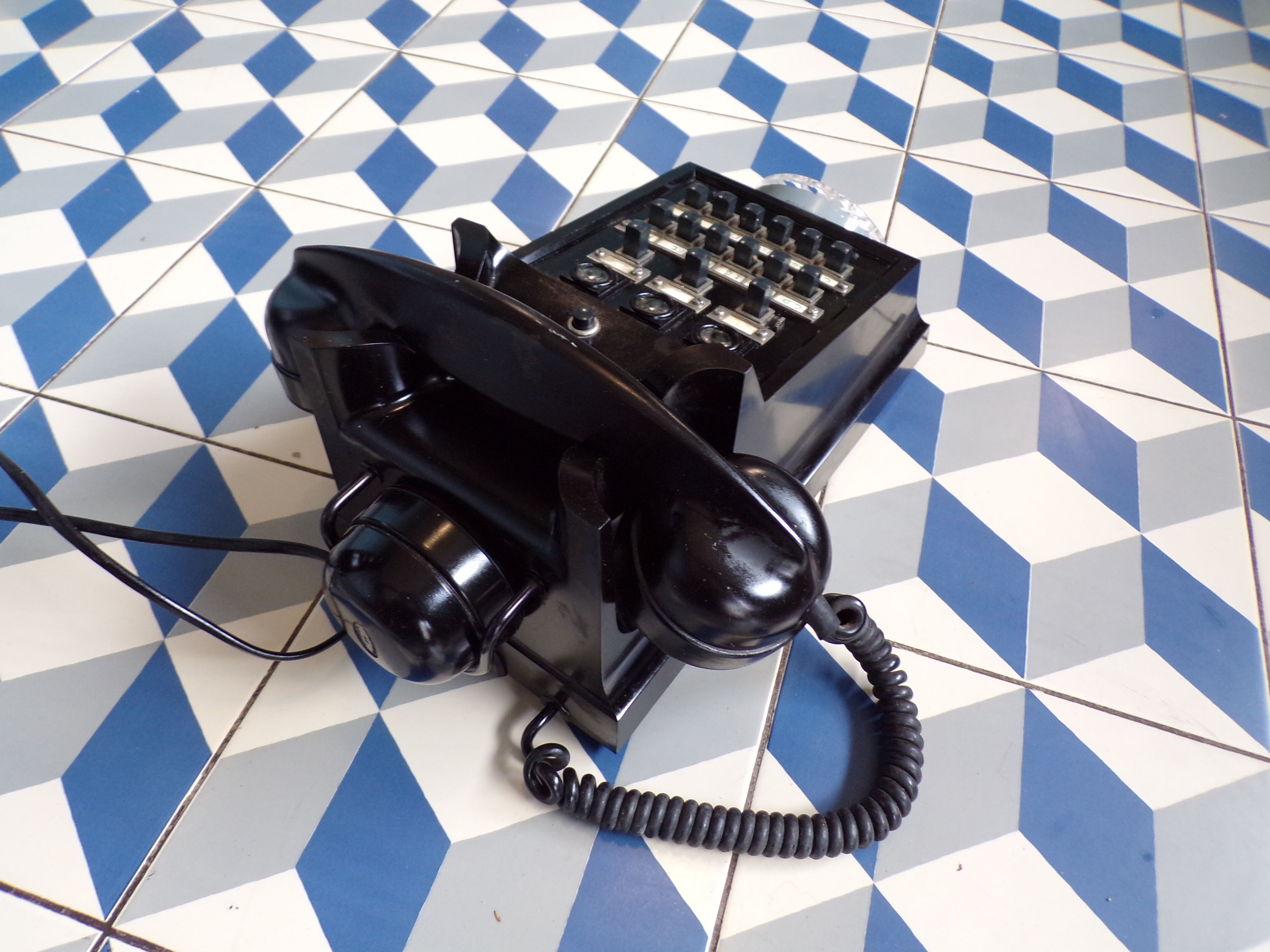 Téléphone vintage de standard en bakélite