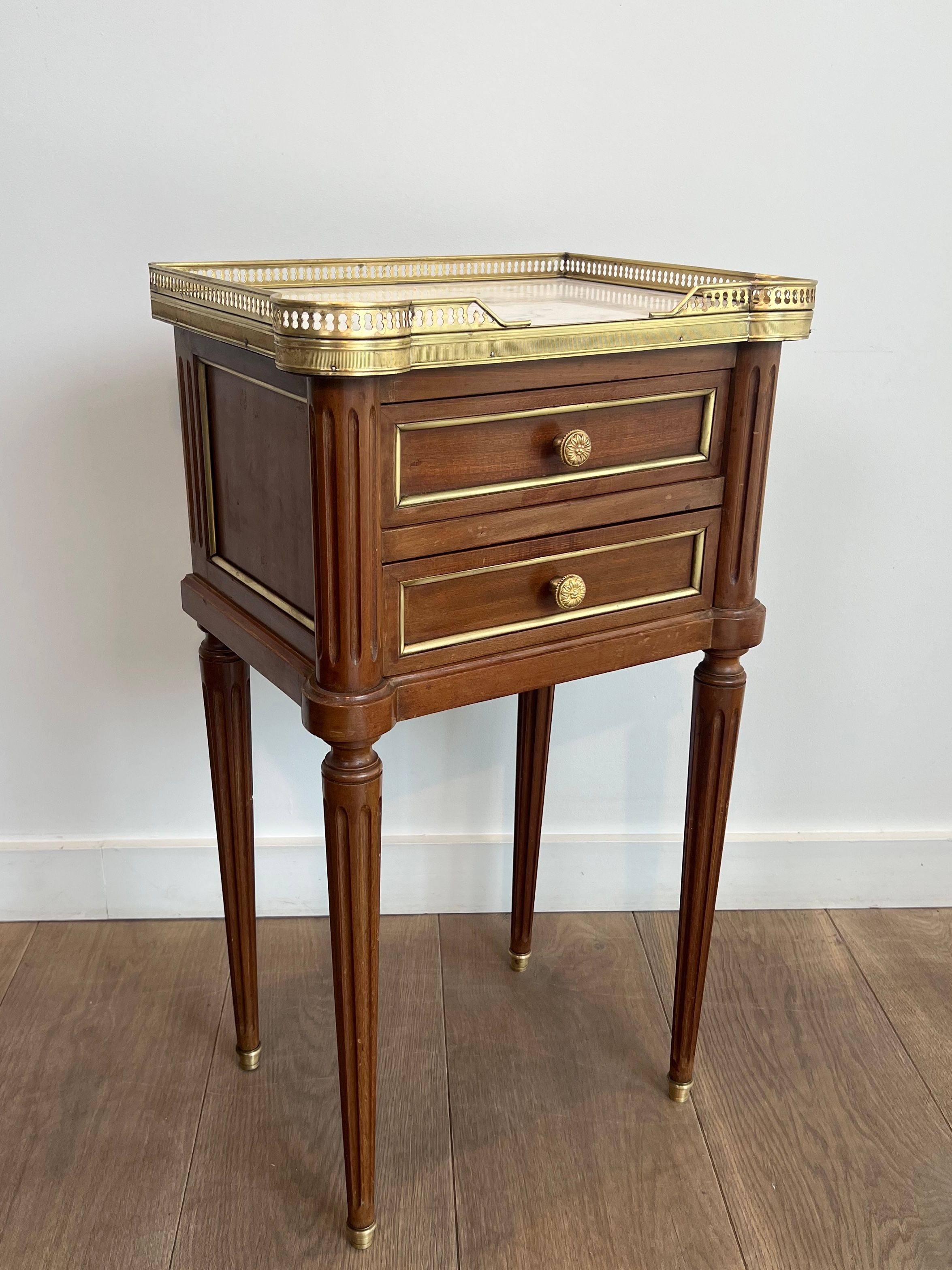 Pair of mahogany and brass side tables or bedside tables with Carrara marble tops.