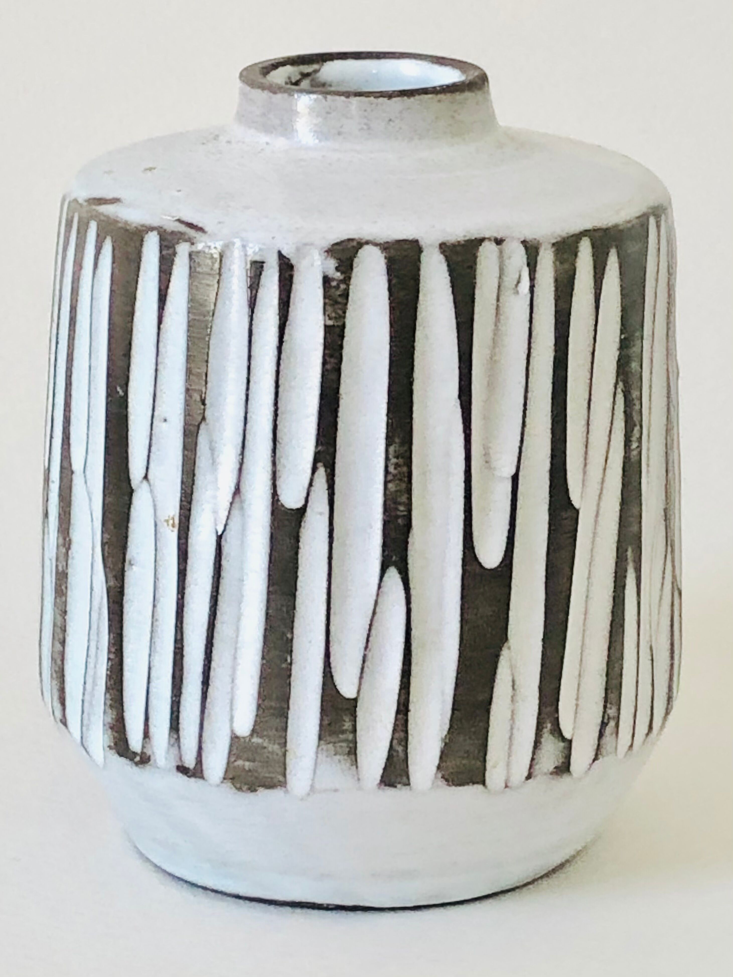 Ceramic vase by Nel Goedhart H9.5cm