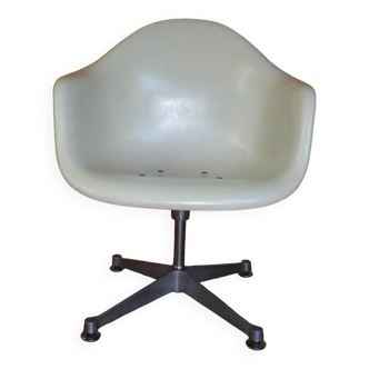 EAMES shell armchair white Herman Miller