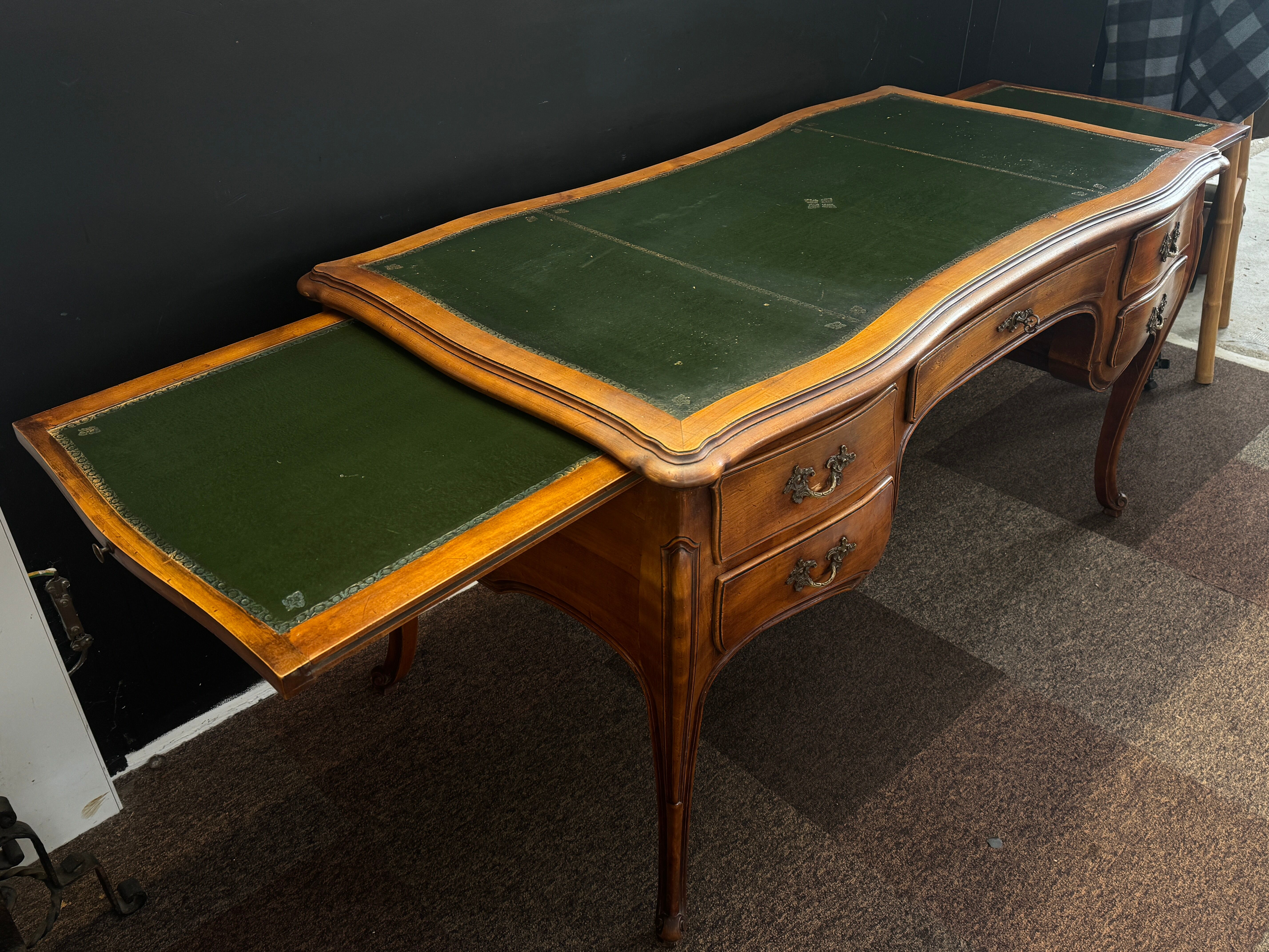 Curved desk in Louis XV style – 5 drawers