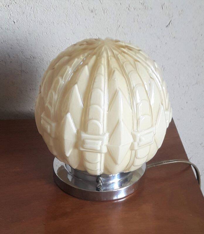 Authentic 20th-century Art Deco globe lamp in coloured glass.