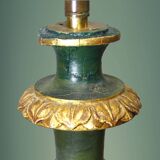 Pied de lampe de parquet en bois sculpté de style étrusque