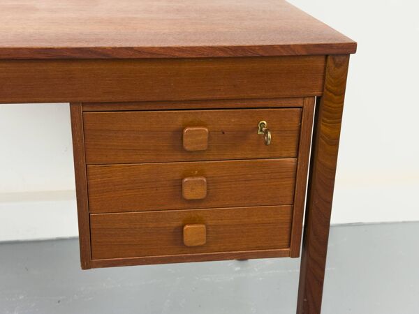 Petit bureau en teck avec trois tiroirs de Domino Møbler, années 1970.