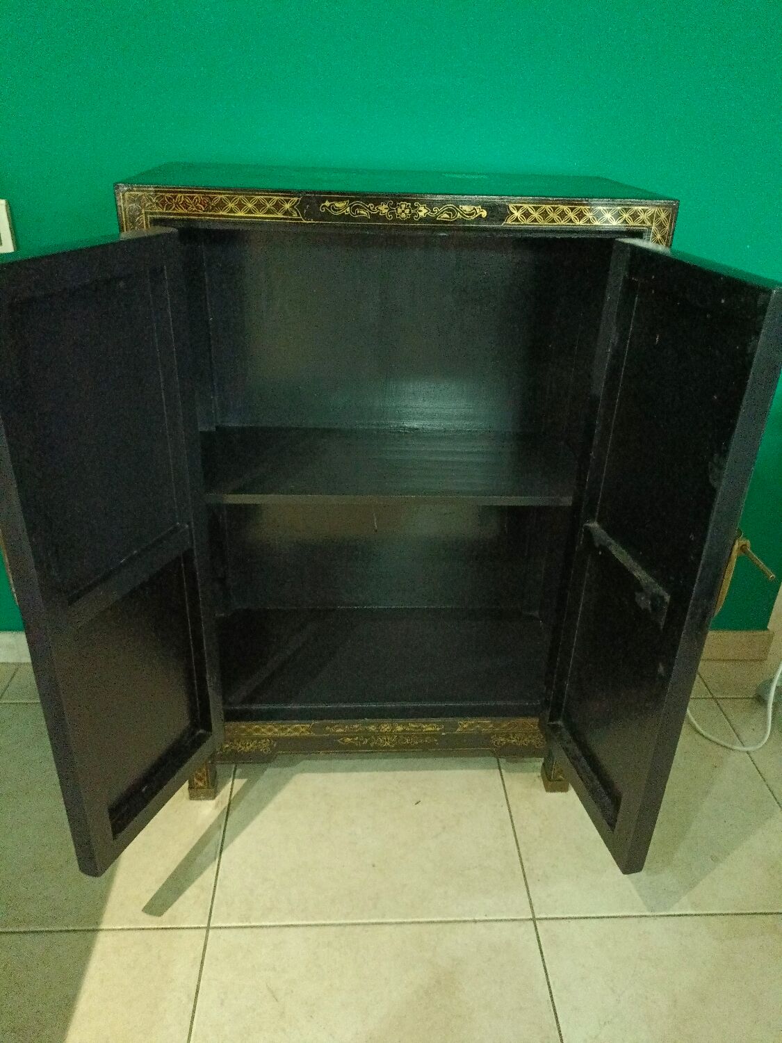 Chinese sideboard lacquered and hand painted