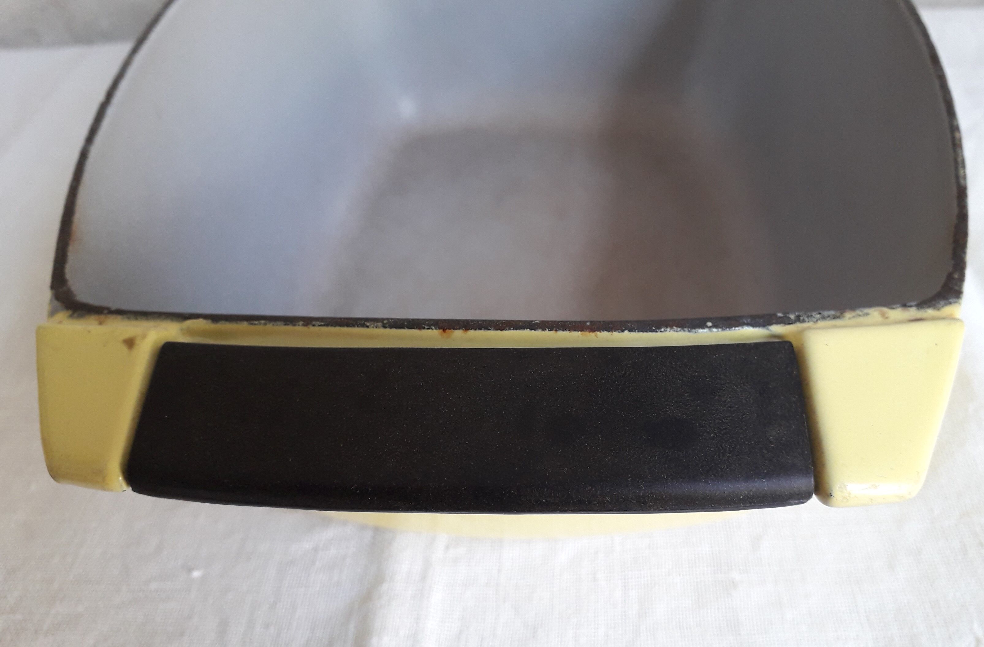 Cocotte en fonte émaillée jaune Le Creuset design Raymond Loewy