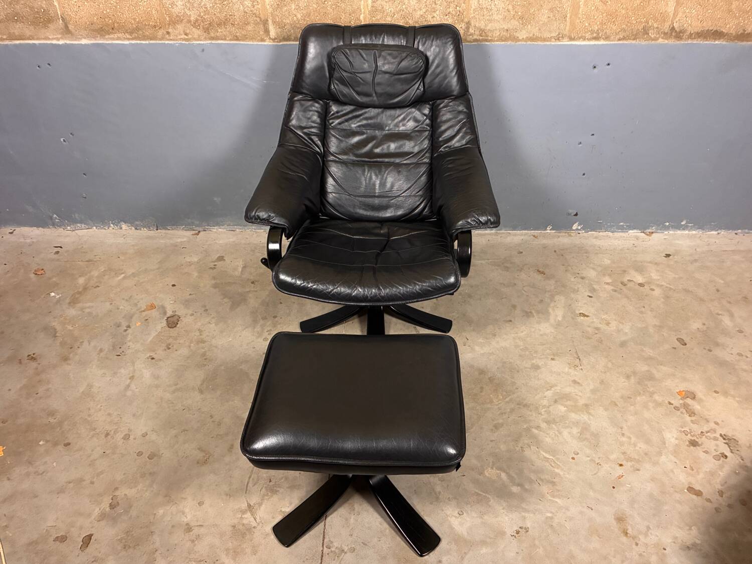 Fauteuil pivotant Skalma avec repose-pieds design danois