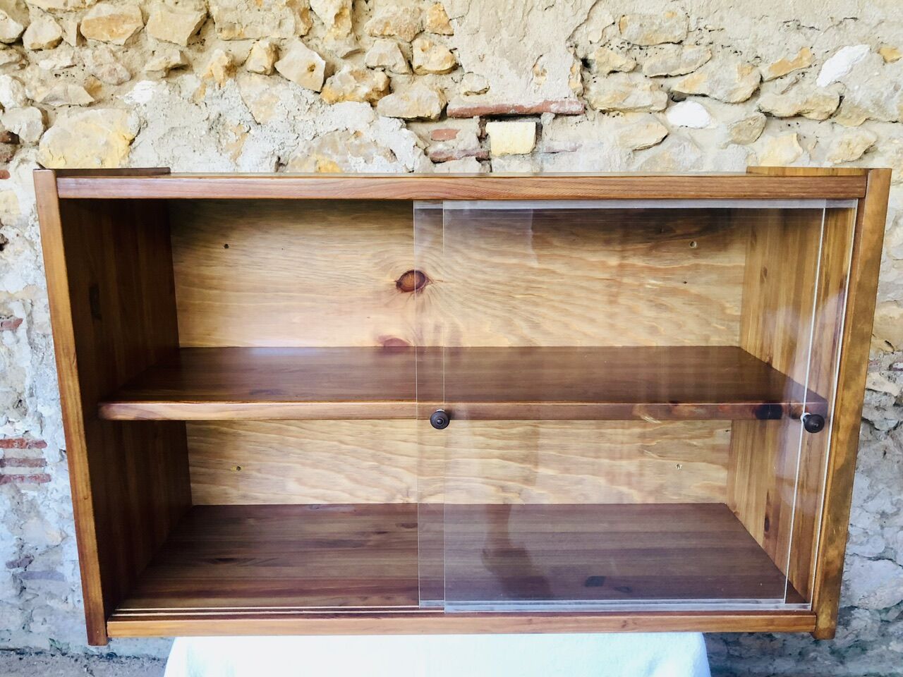 Étagère murale vintage avec portes coulissantes en plexiglass