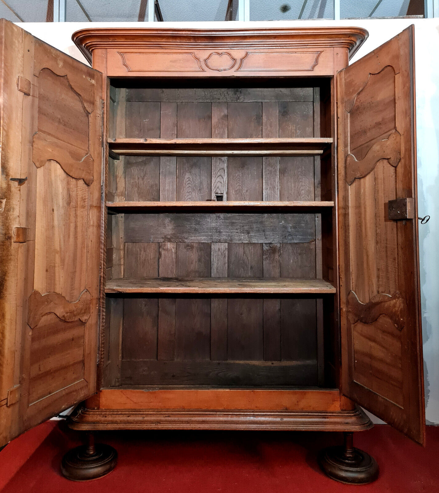 Burgundian wardrobe Louis XIII era in solid walnut around 1680