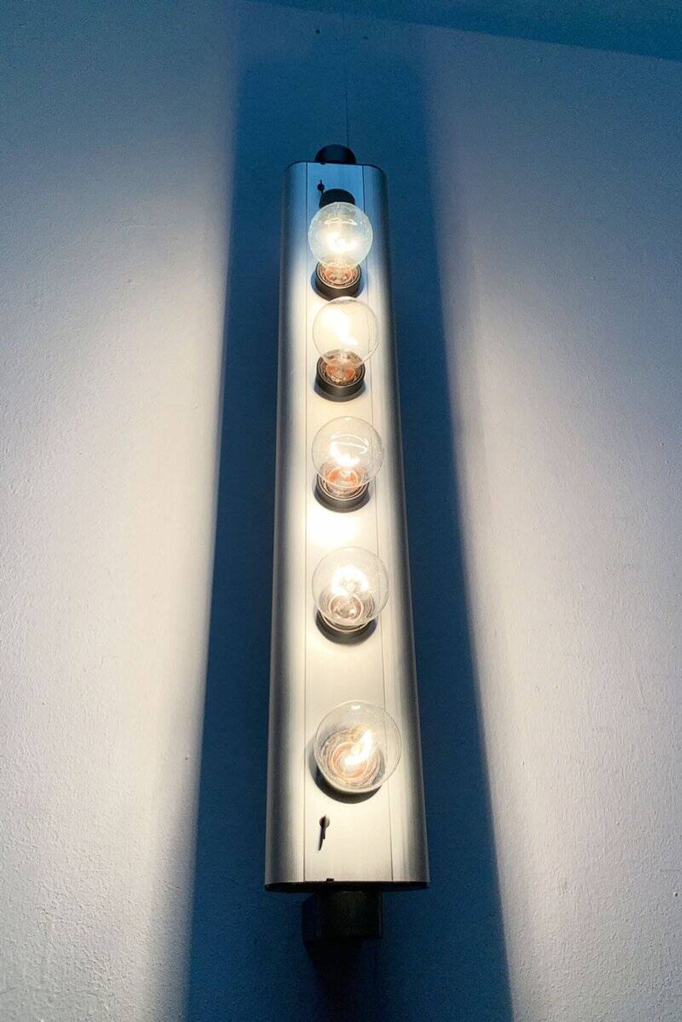 Postmodern Italian wall lamp Aton Barra by Ernesto Gismondi for Artemide, 1980s.