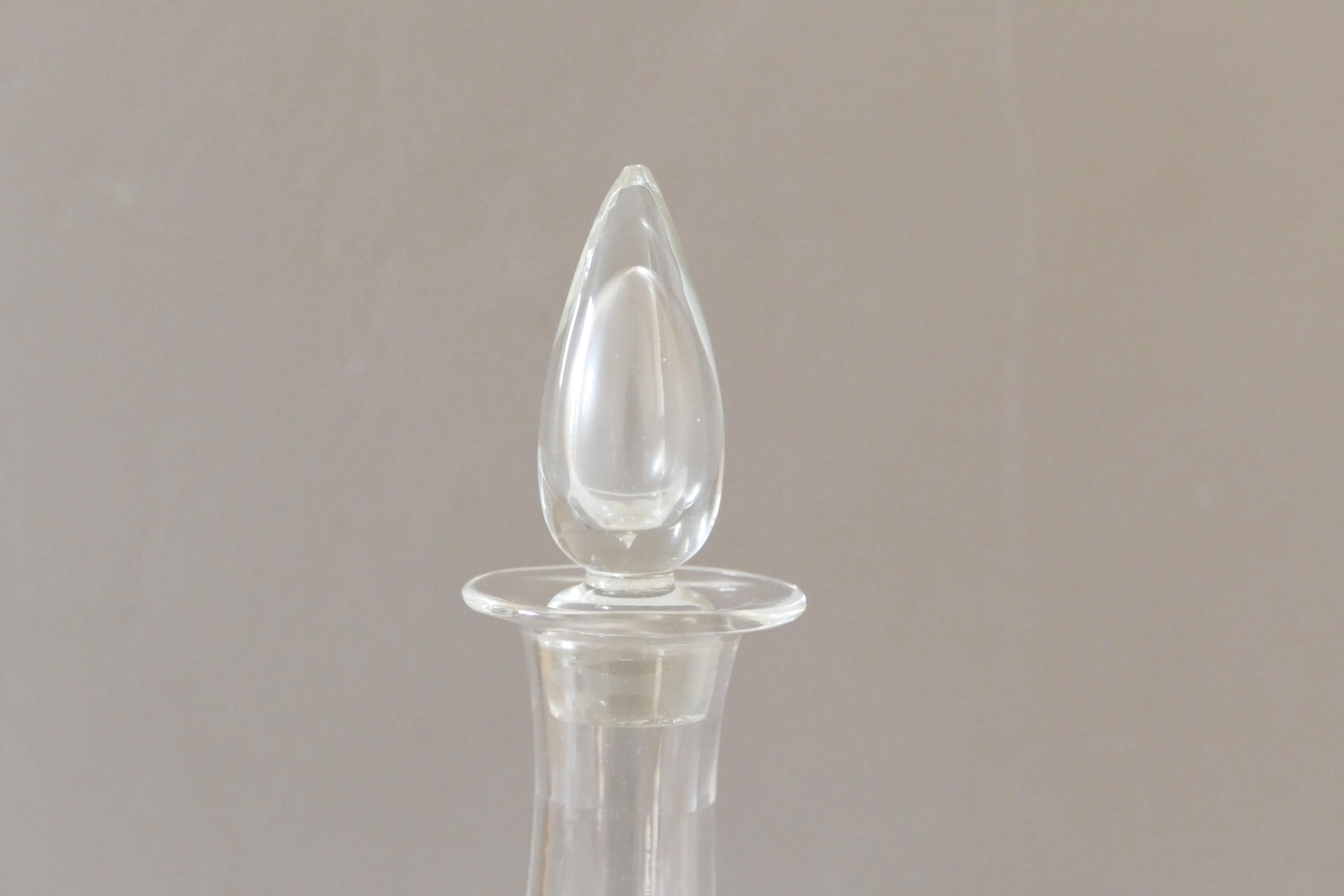 Vintage glass sweet decanter for a chic and modern oval shaped decoration