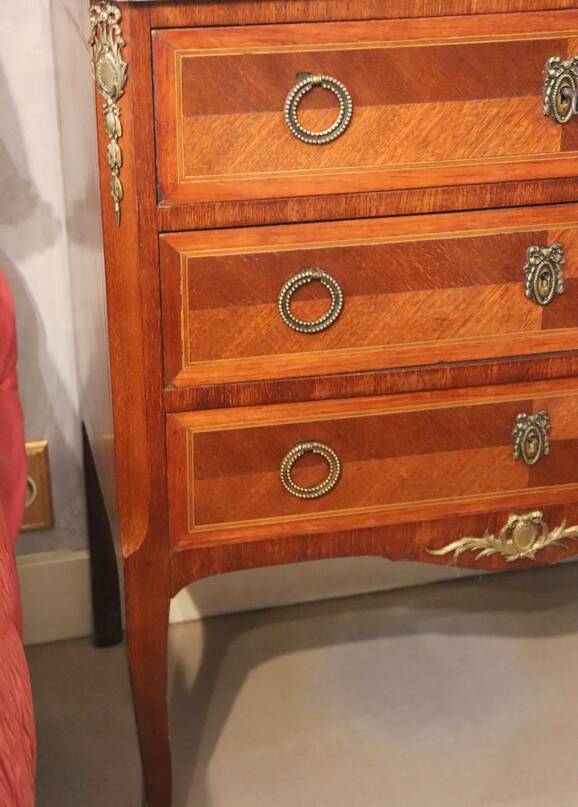 Commode sauteuse en bois de plaquage