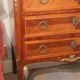 Commode sauteuse en bois de plaquage
