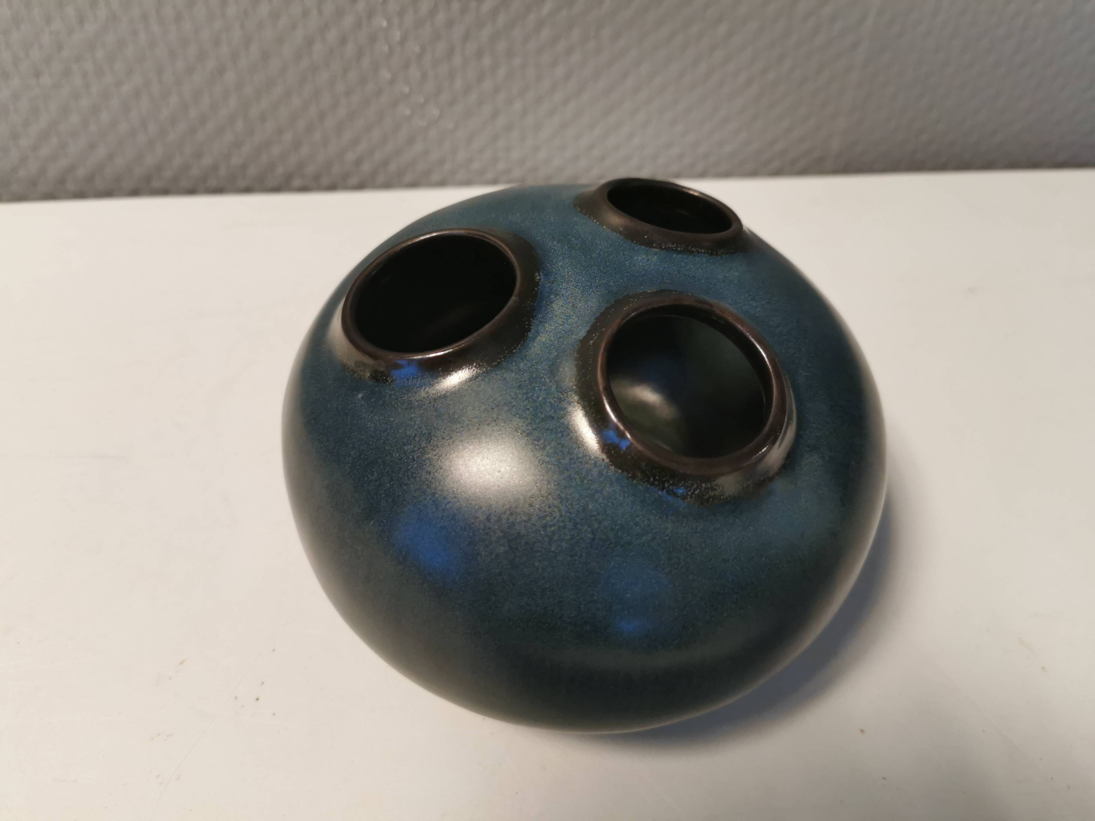 Vase by Kirsten Günther for Knabstrup Denmark. Model Trio