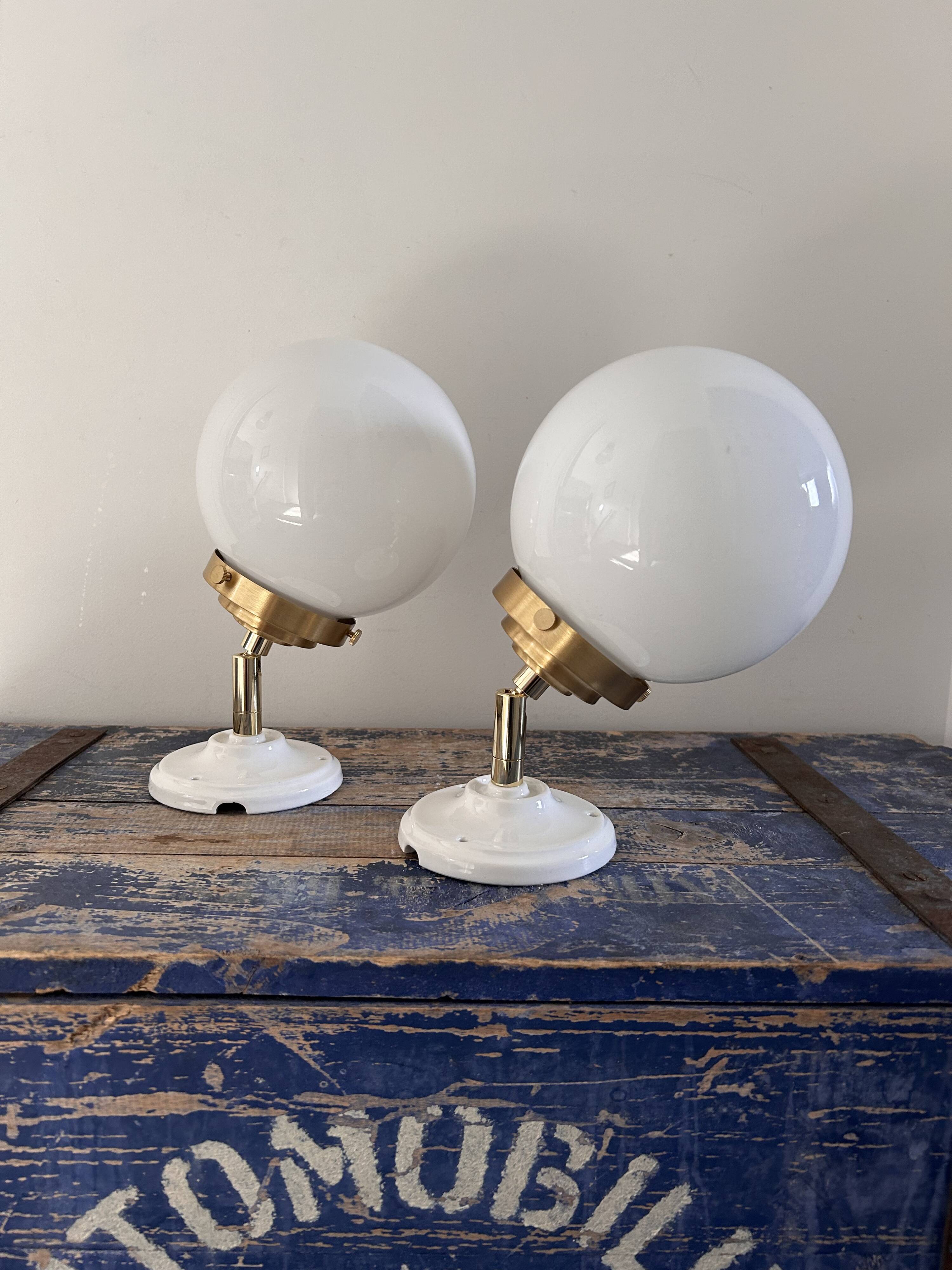 Paire d’appliques murales globes inclinables