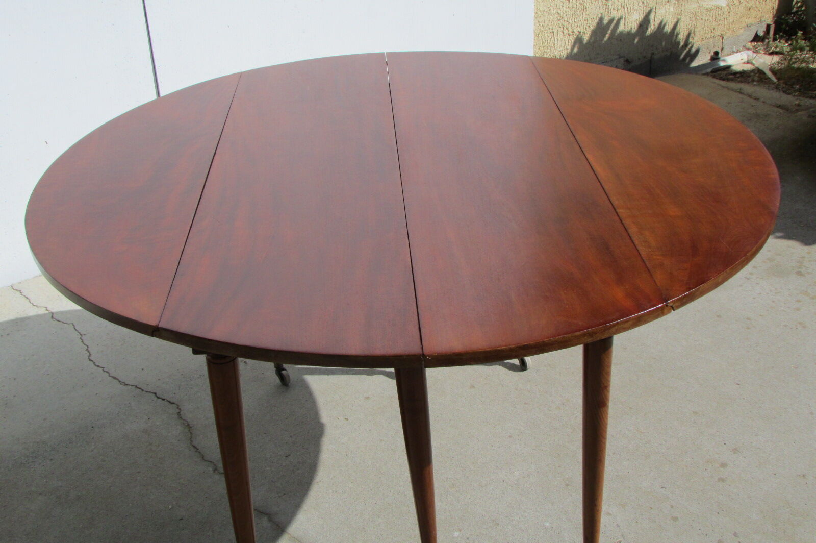 Beautiful round table 6 feet mahogany spindles, extendable