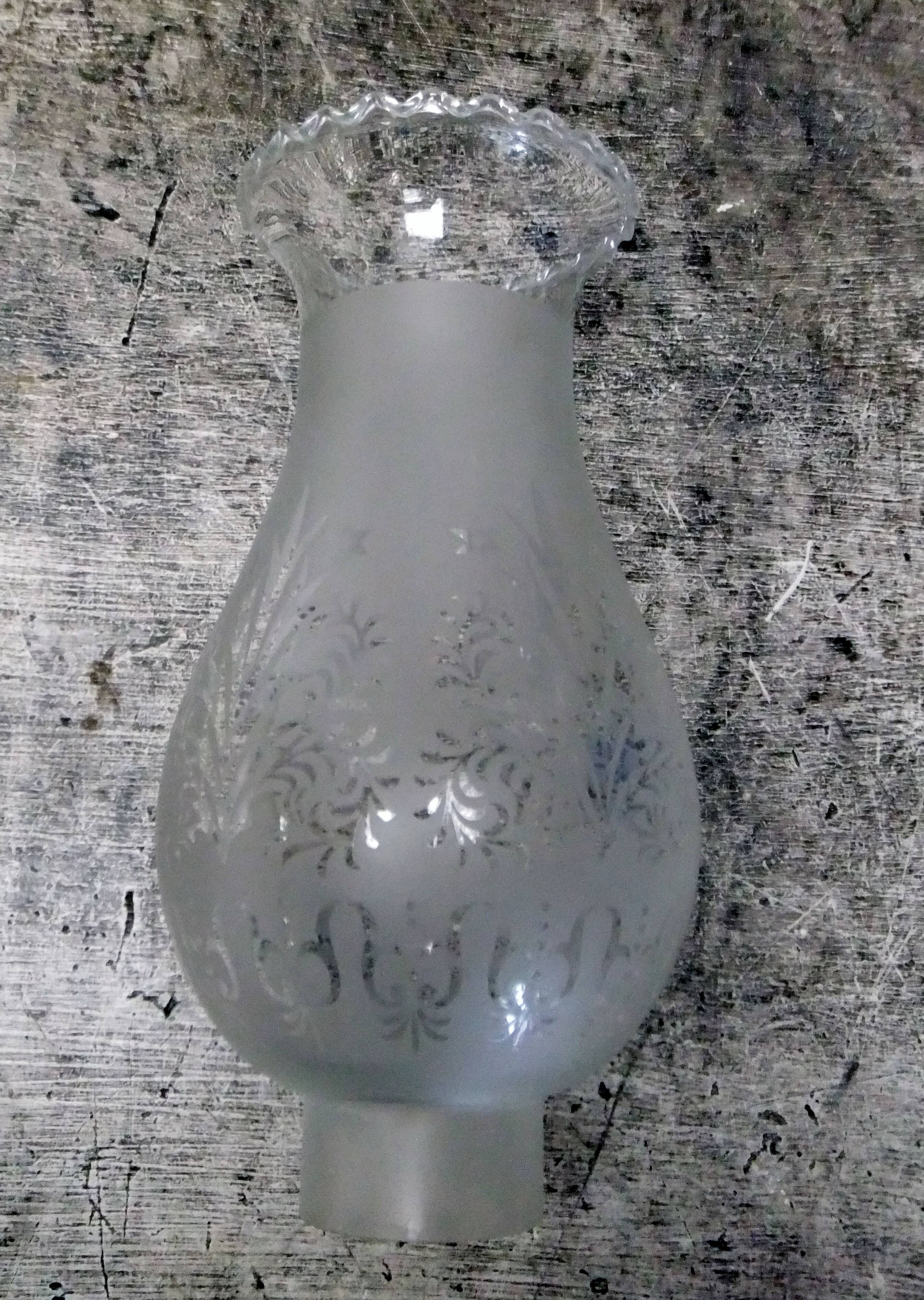 Globe ancien  pour lampe à pétrole  tulipe verre gravé