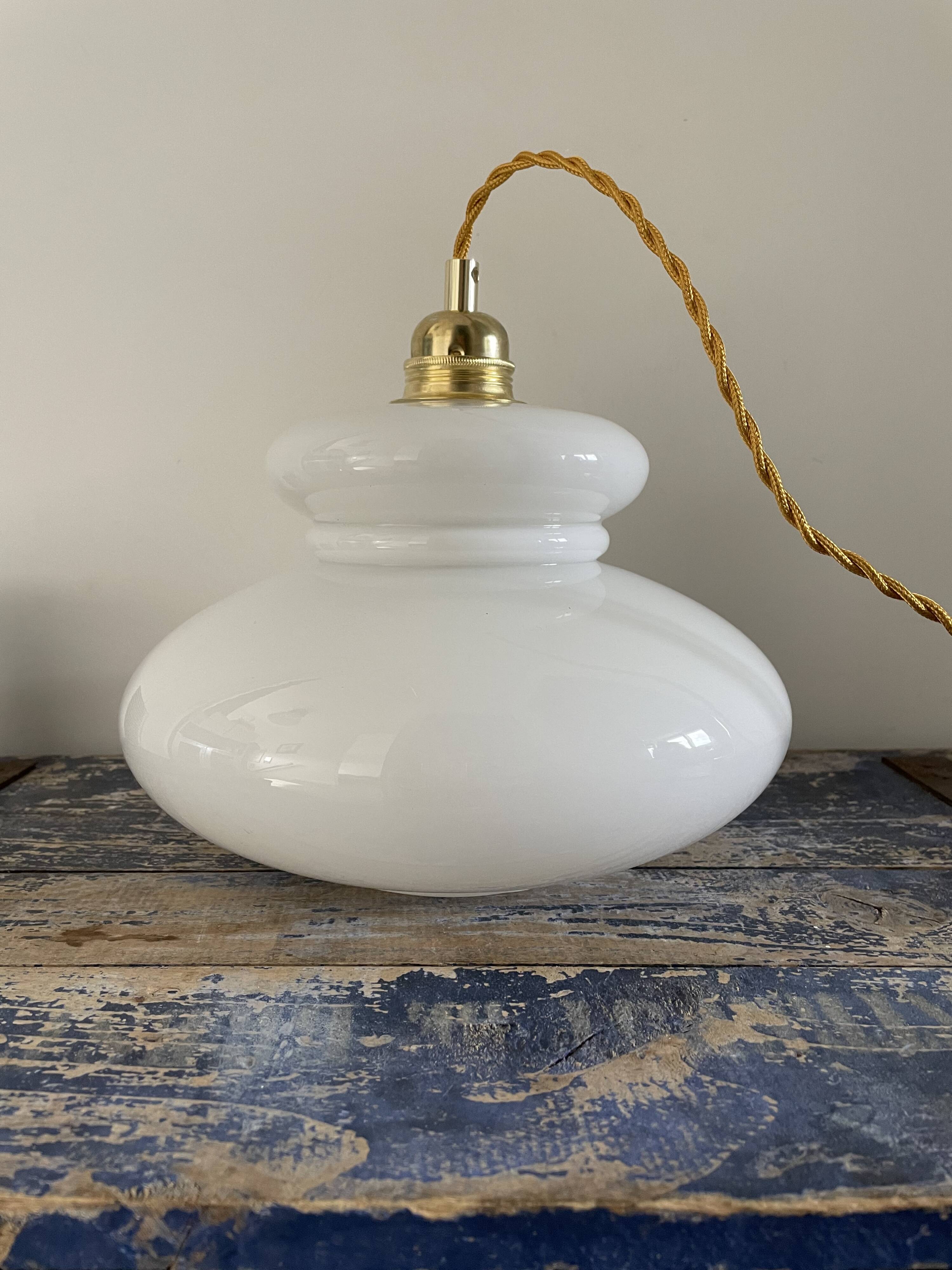 Suspension vintage en opaline blanche