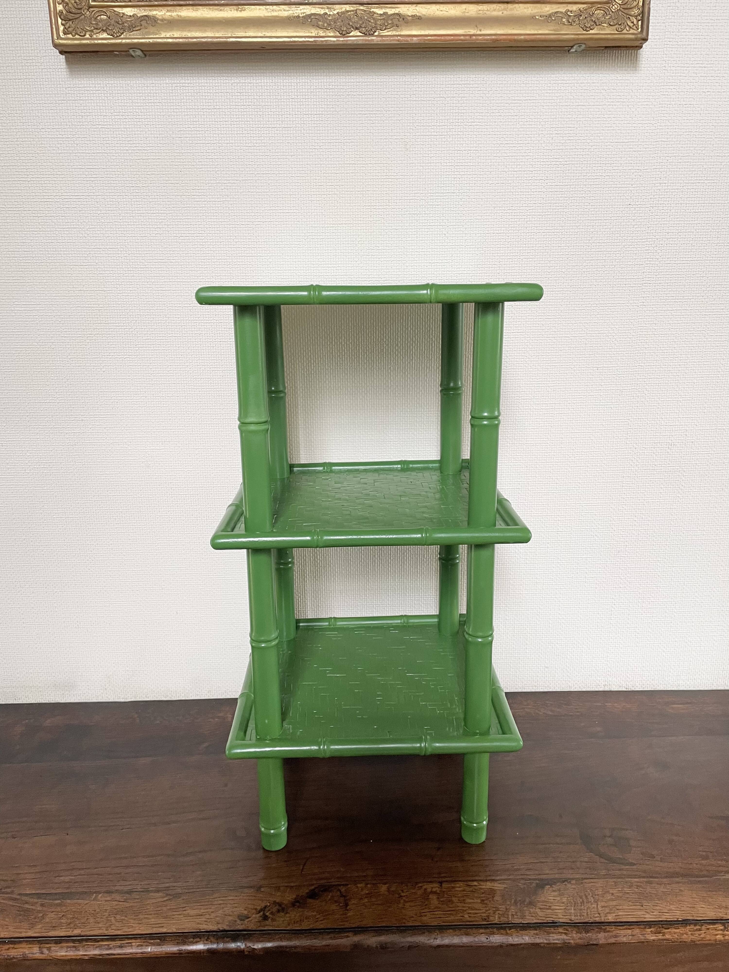 Table with 3 wood and bamboo trays