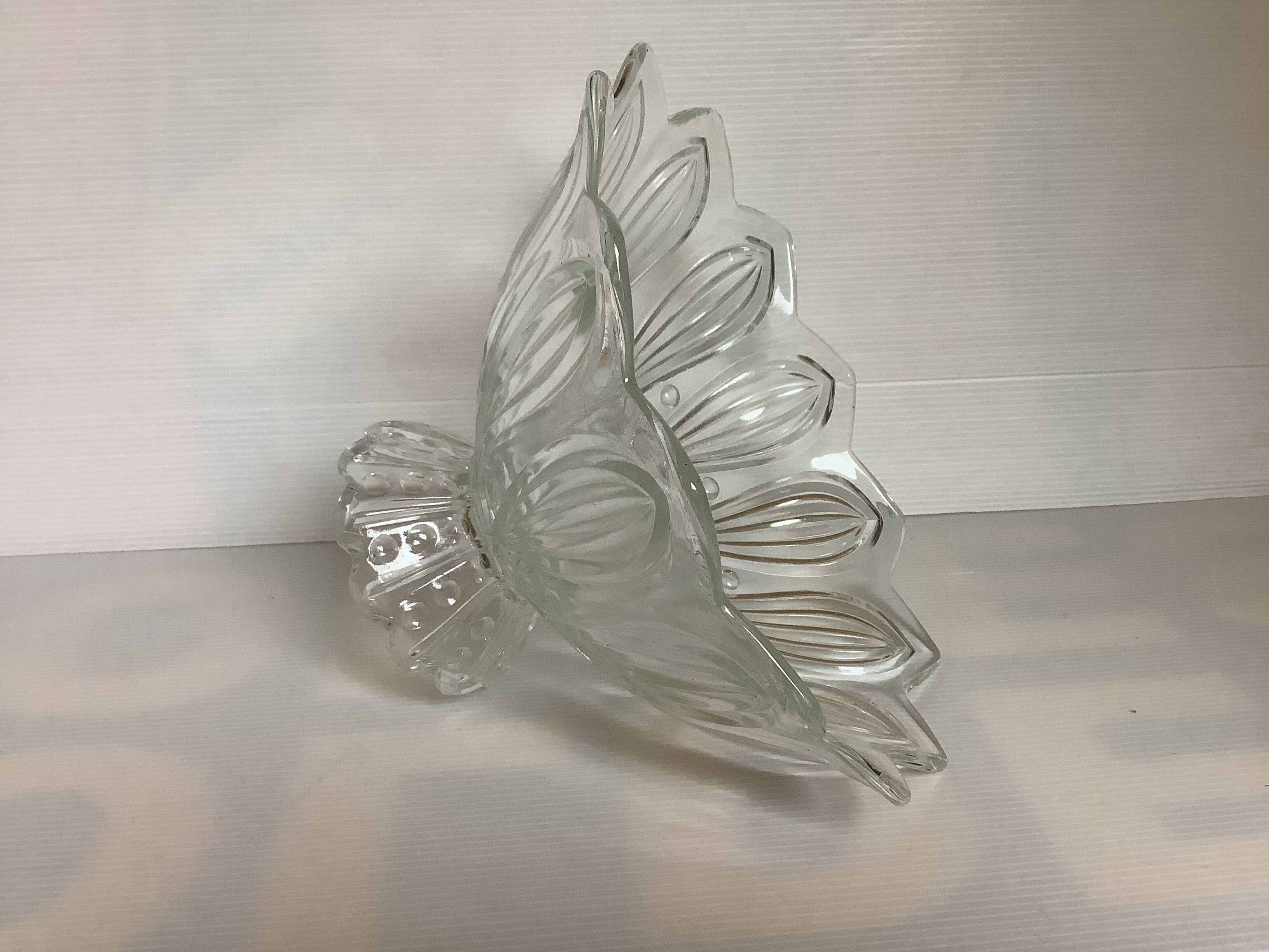 Old flower-shaped bubble round footed cup