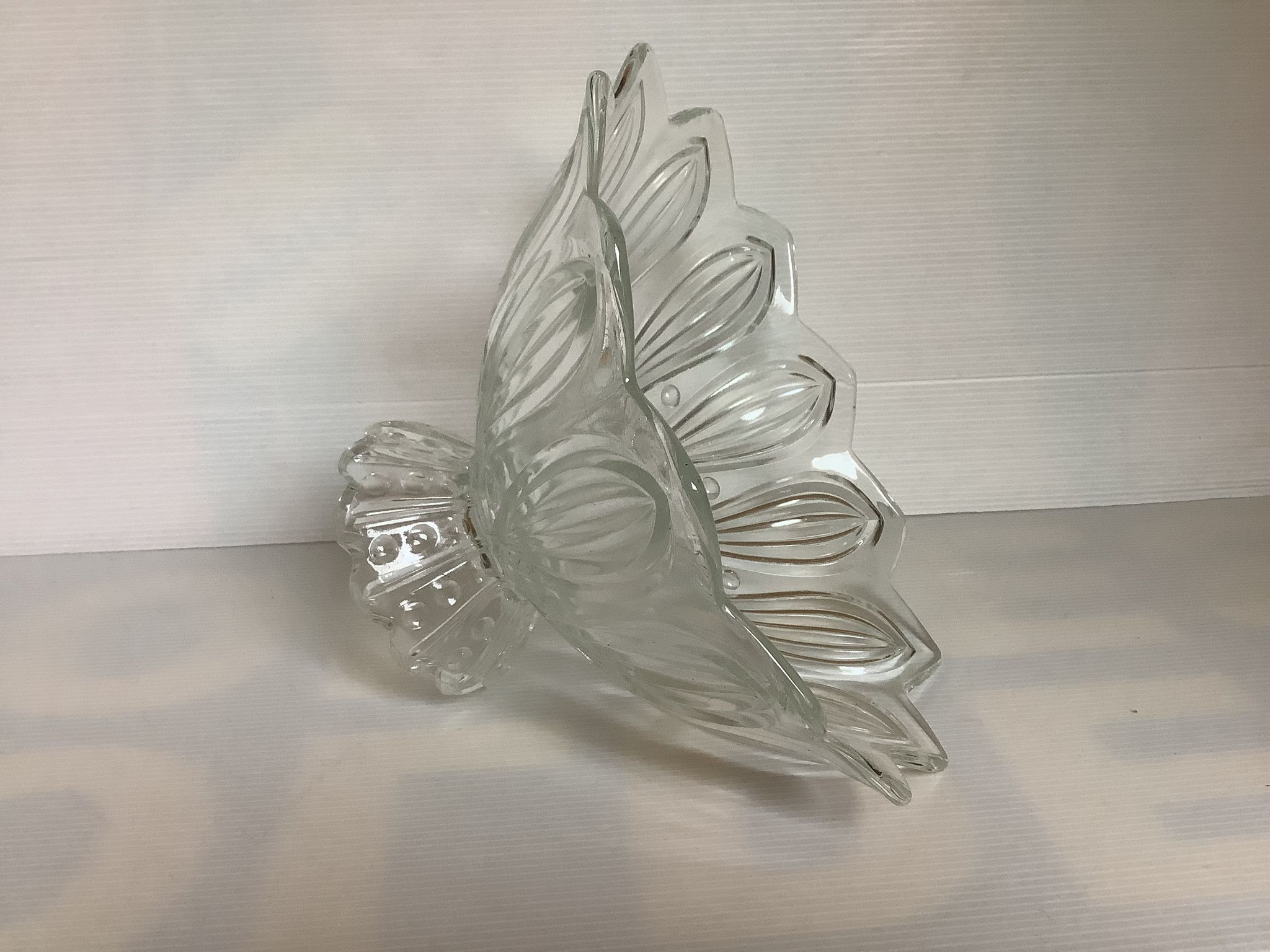 Old flower-shaped bubble round footed cup