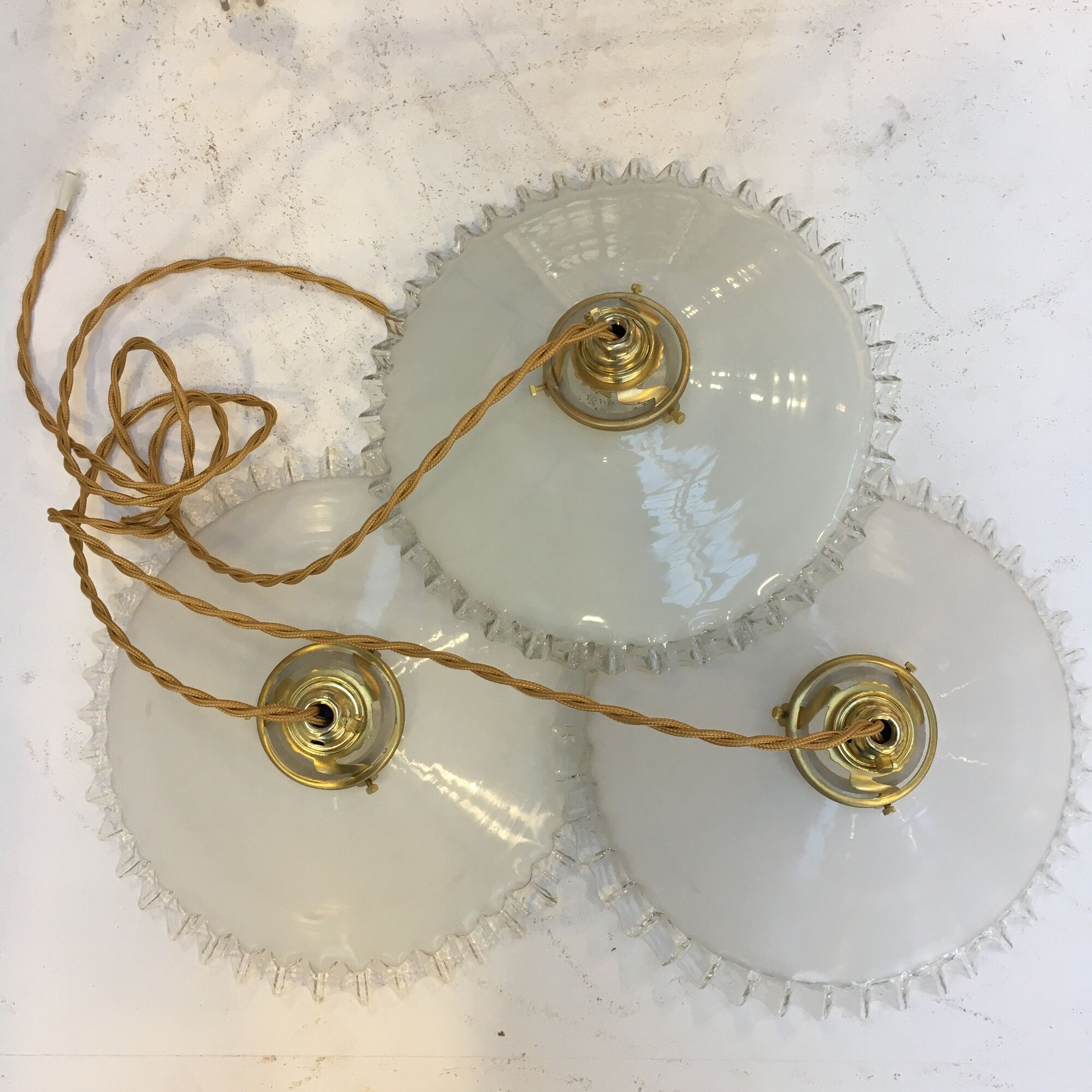 Trio de suspensions en opaline blanche et bords dentelés transparents