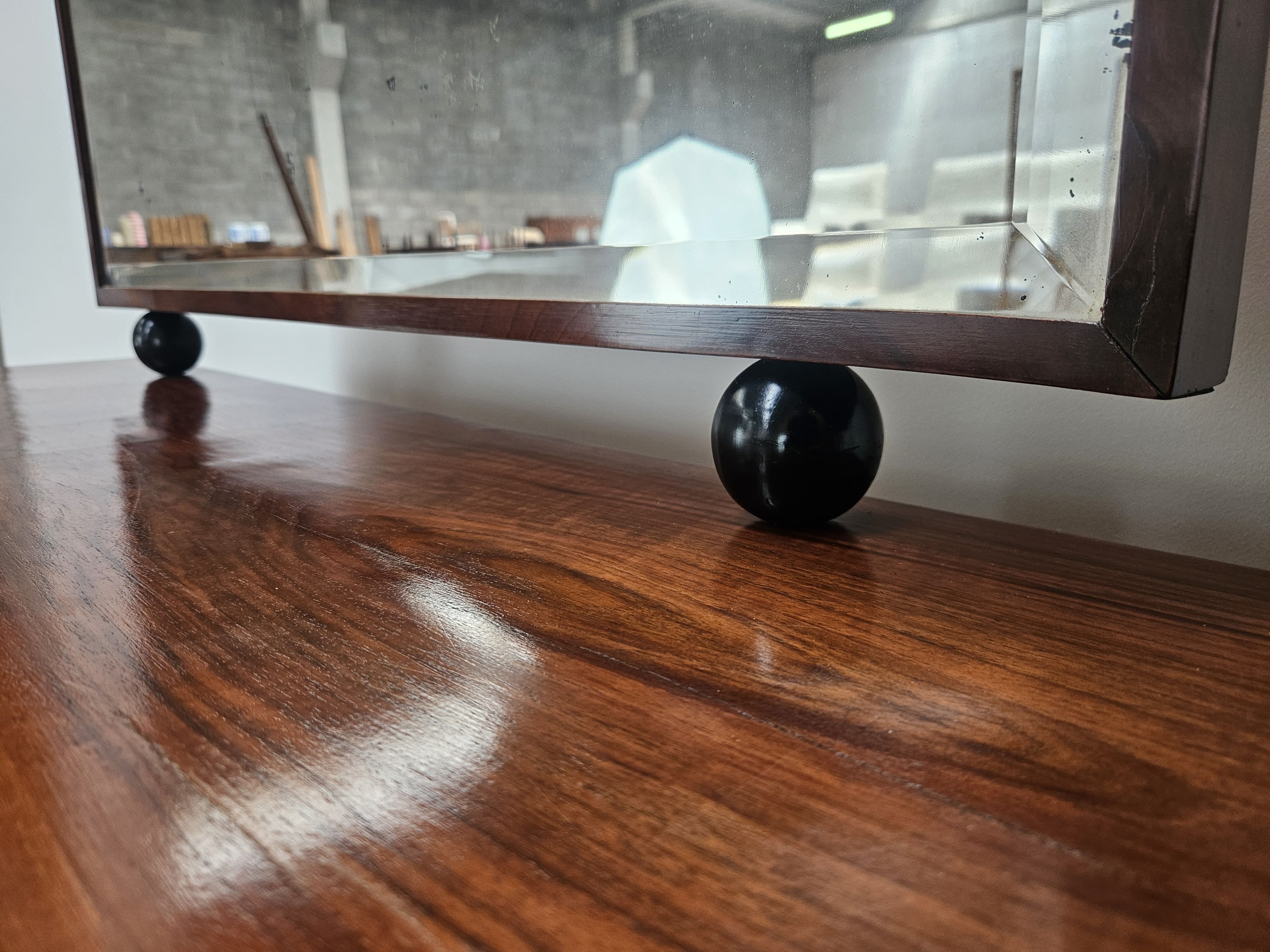 Exclusive 1940s Art Decò sideboard in walnut burl with mirror
