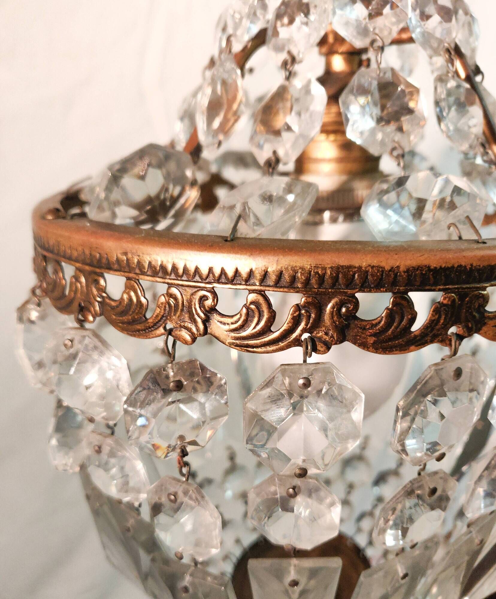 Lustre montgolfière bronze doré et pampilles en cristal