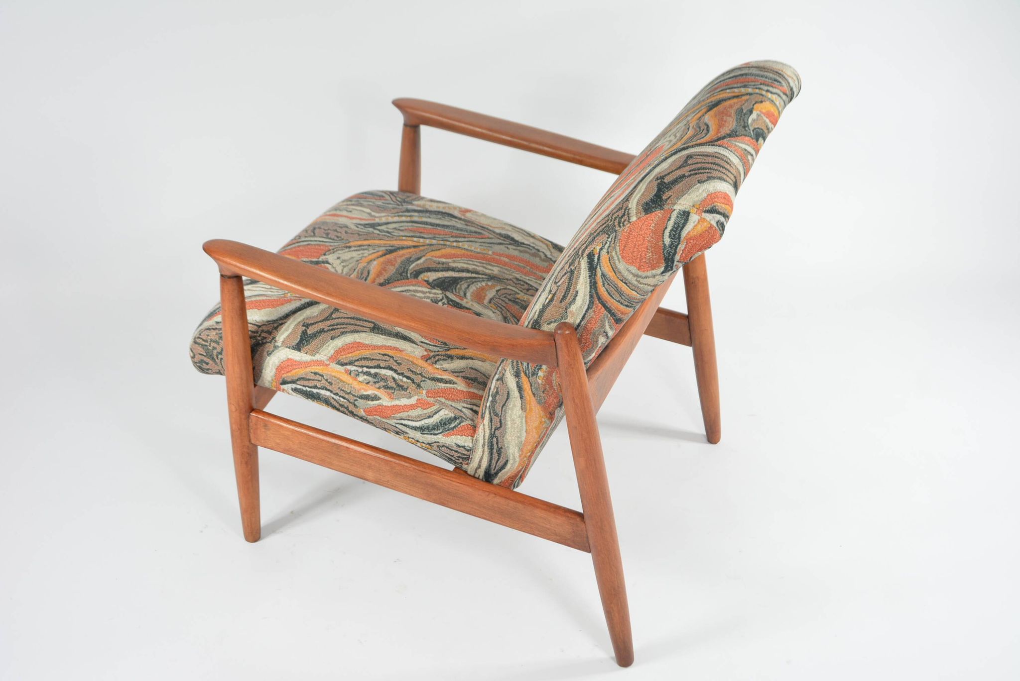Fauteuil style scandinave à motifs terracotta