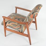 Fauteuil style scandinave à motifs terracotta